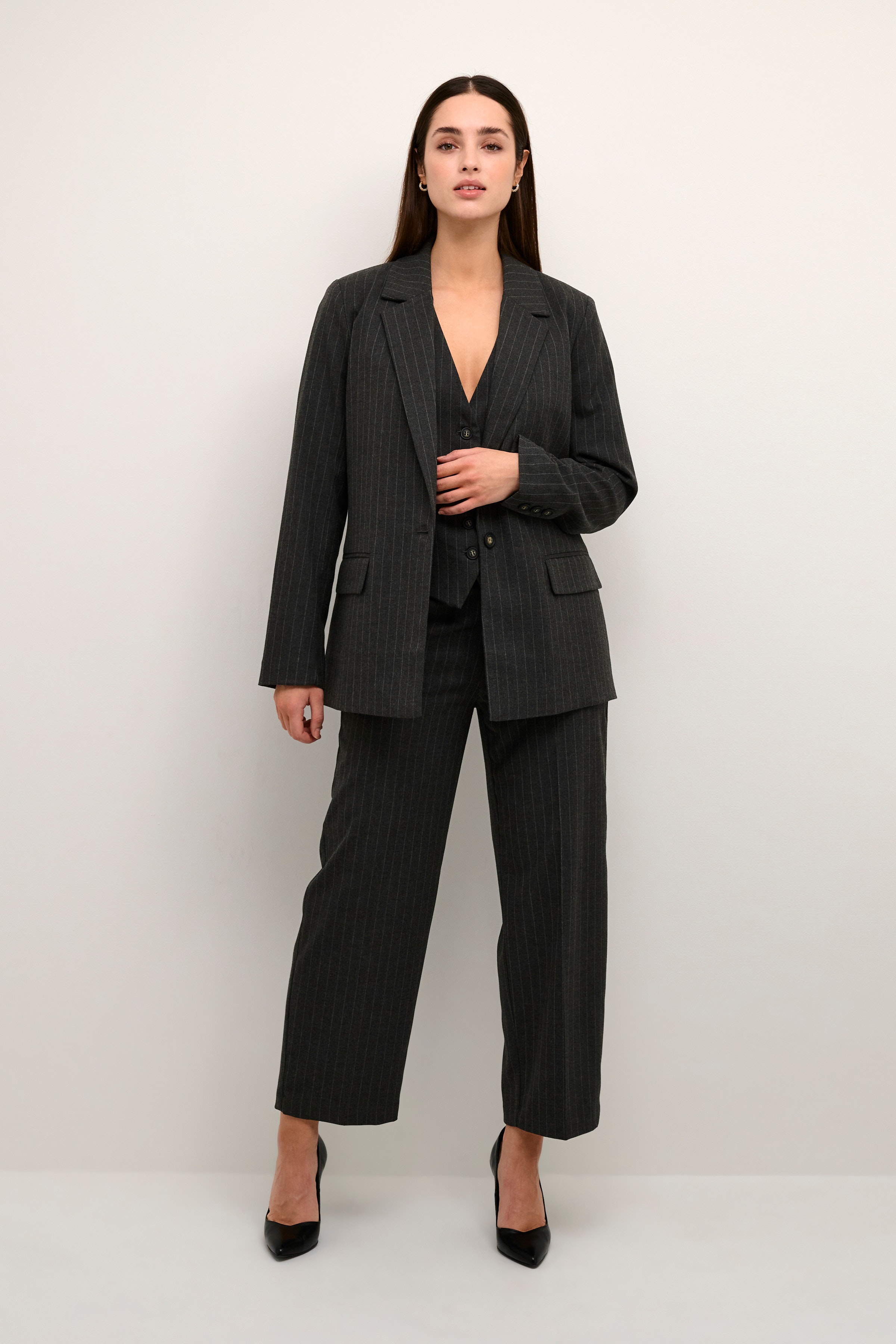 KAtya Blazer LOOKBOOK FRONT 10507806-104765