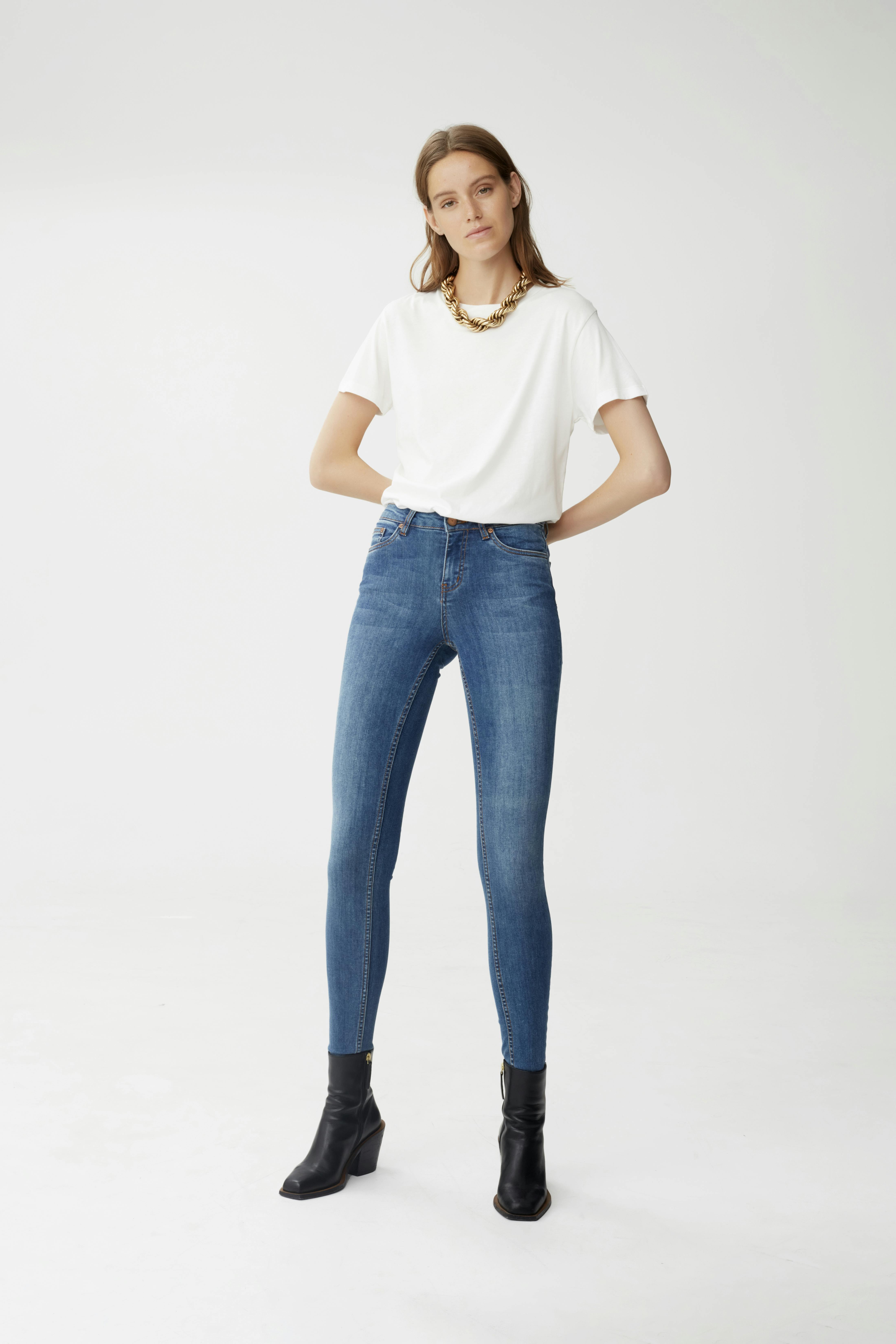 Maggie Jeans LOOKBOOK FRONT 10900066-90897