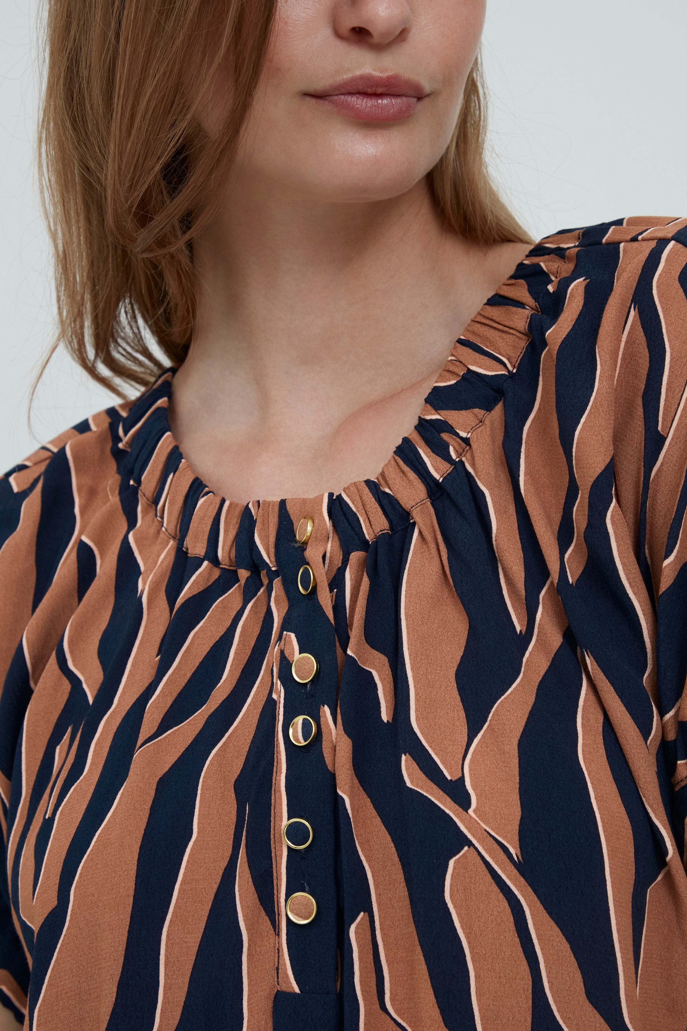 Blouse with short sleeve LOOKBOOK DETAIL 20404148-200879