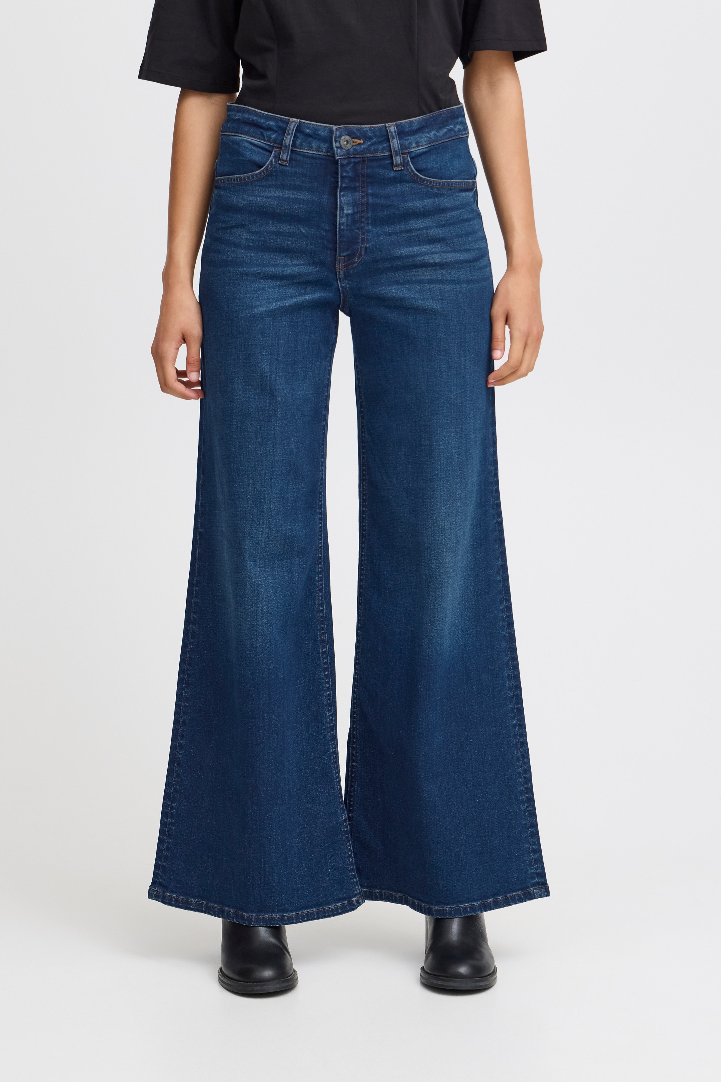 IHTWIGGY WIDE Jeans LOOKBOOK FRONT 20119022-200340