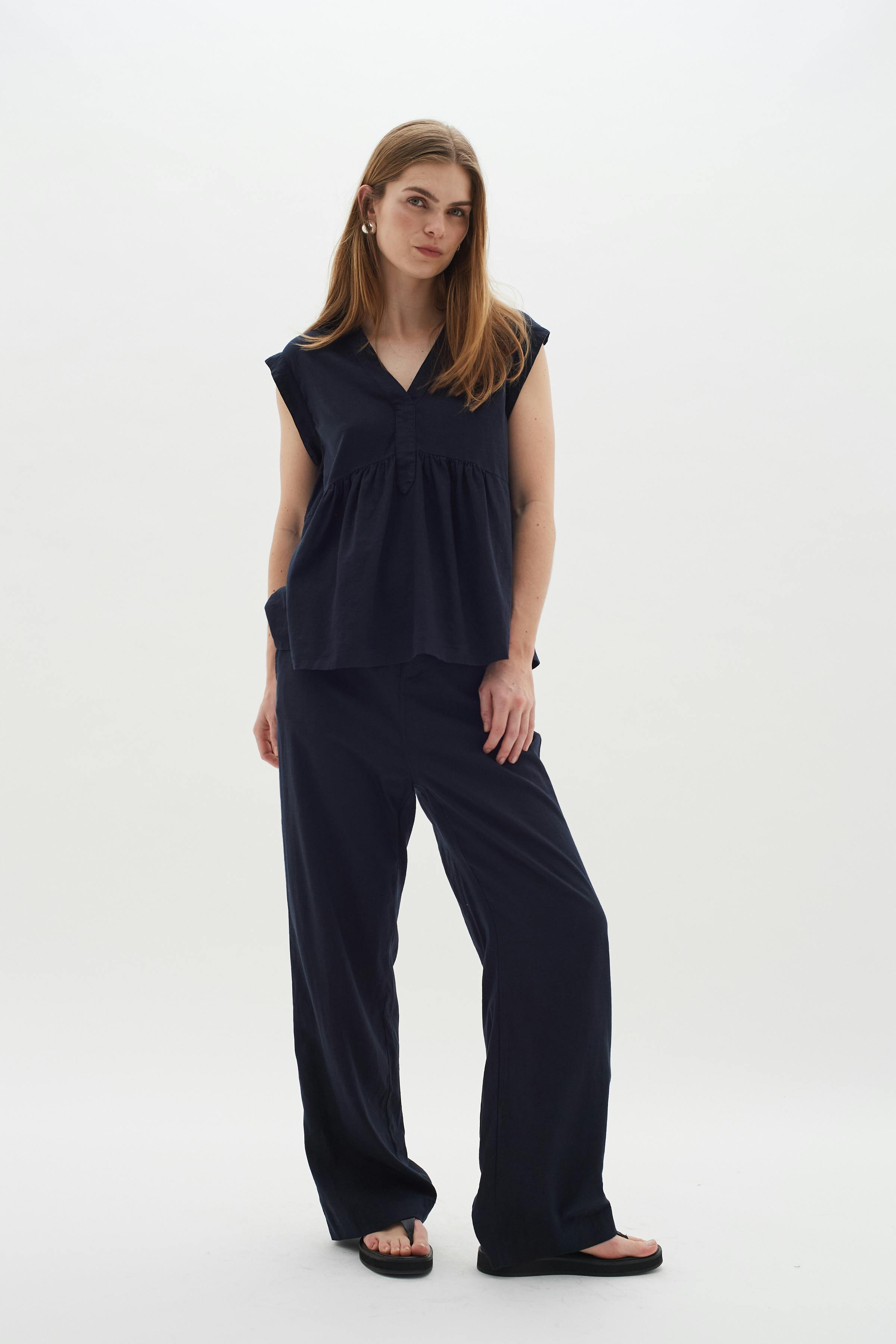 EllieIW Linnen V-Top LOOKBOOK FRONT 30109308-300005