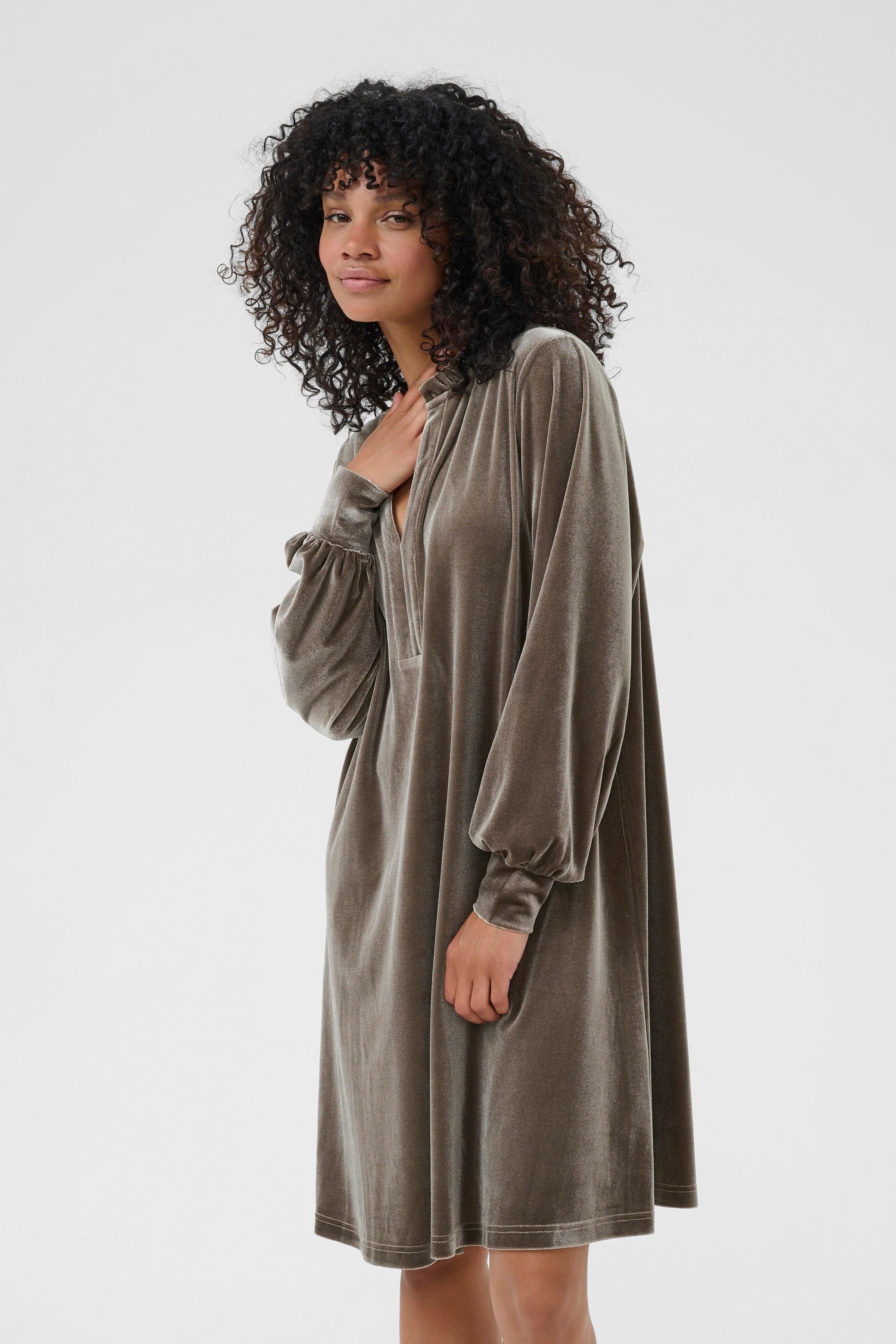 KAkelly Klänning LOOKBOOK FRONT 10511021-190808