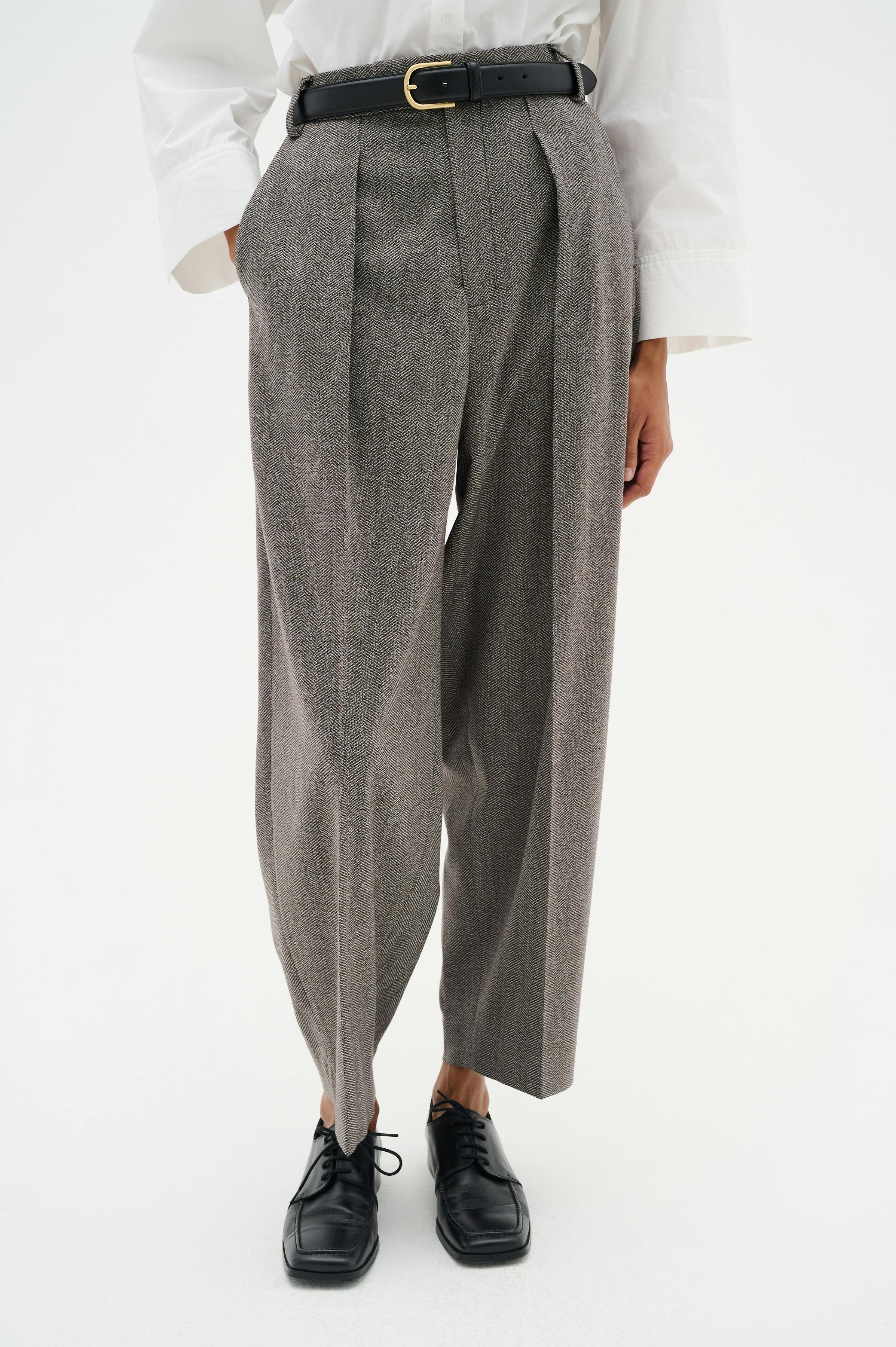 KahlaIW Pleated Trousers LOOKBOOK DETAIL 30109734-191518