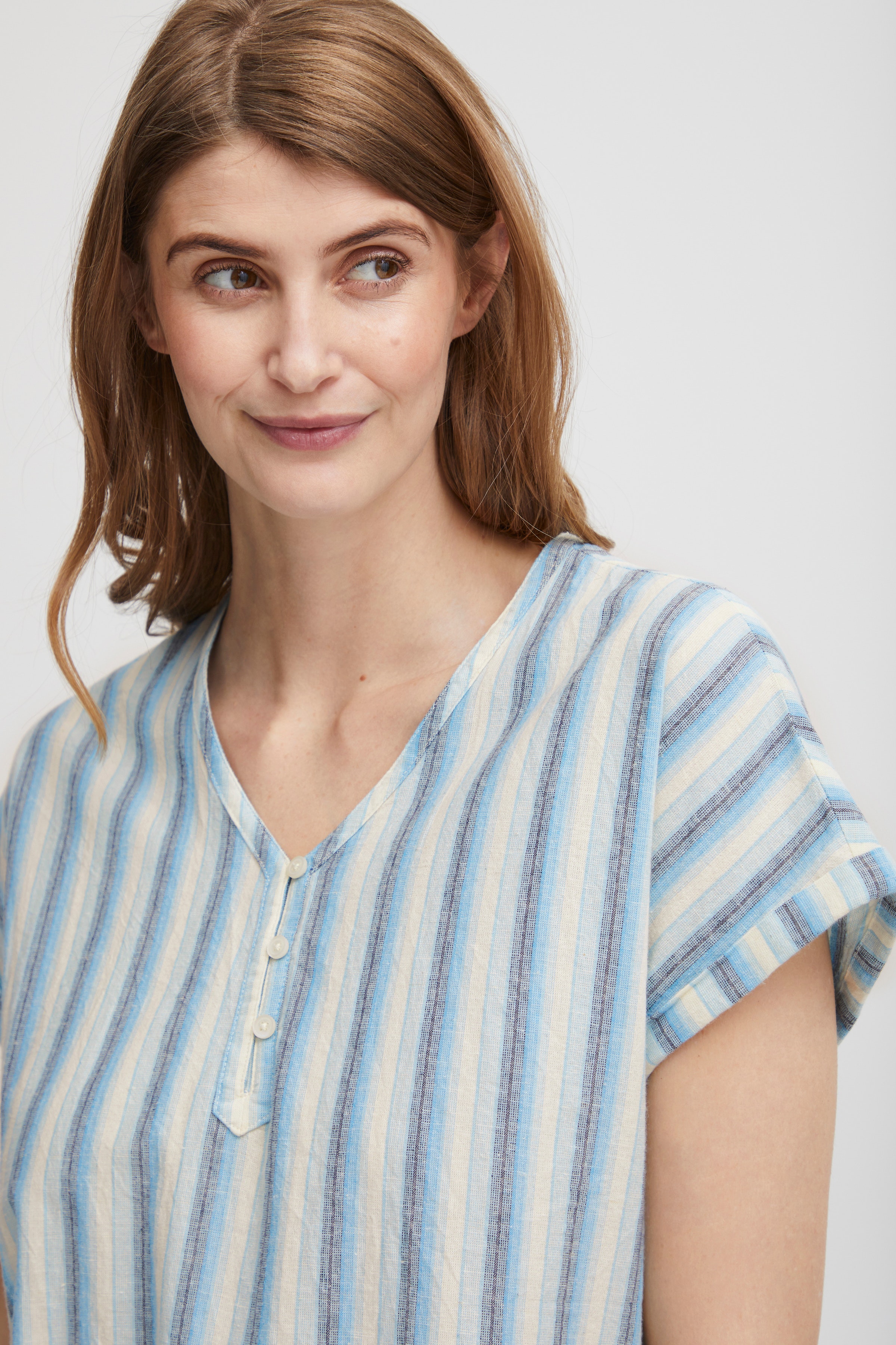 Blouse with short sleeve LOOKBOOK DETAIL 20612234-201984