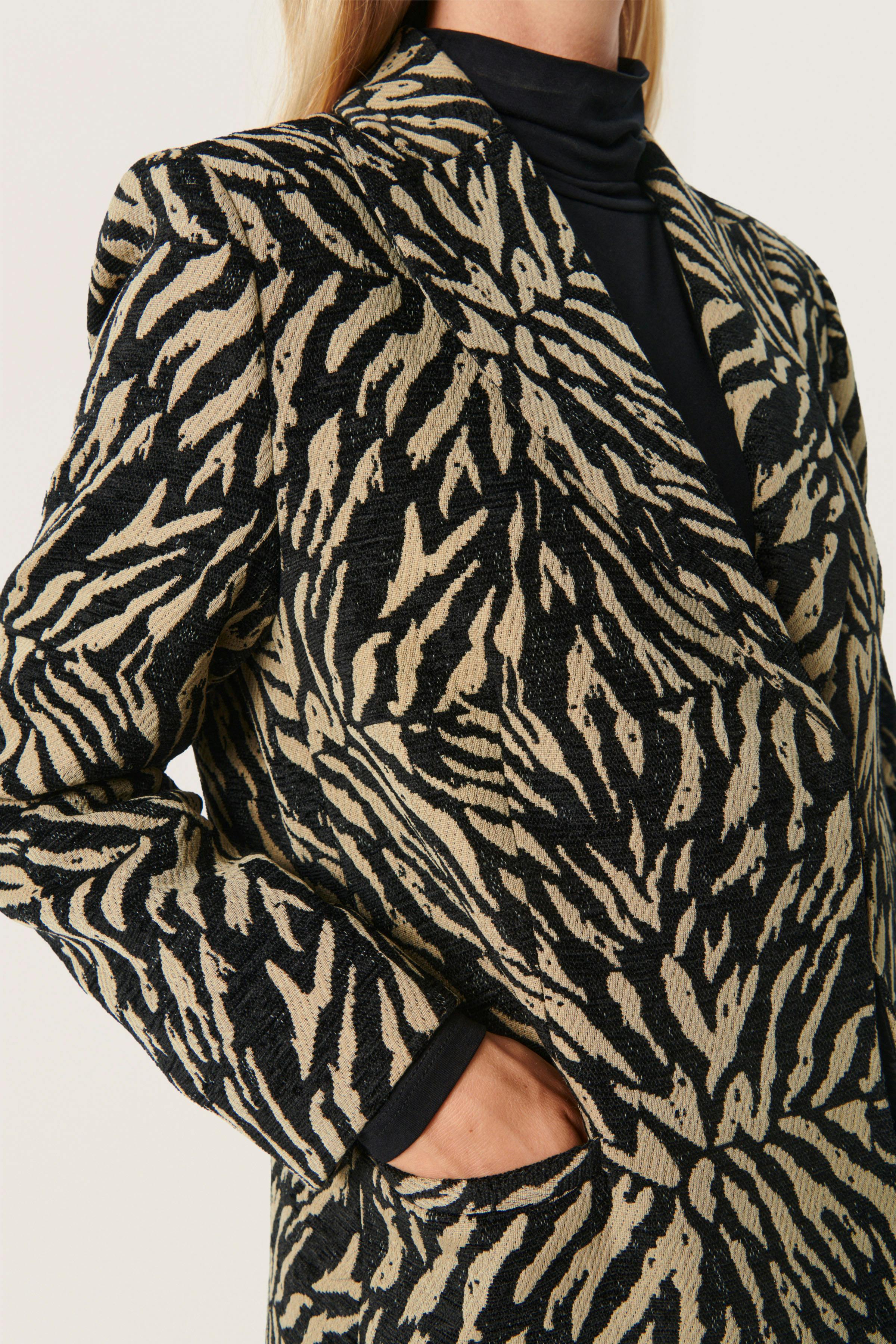 SLLylia Coat LOOKBOOK DETAIL 30407144-302585