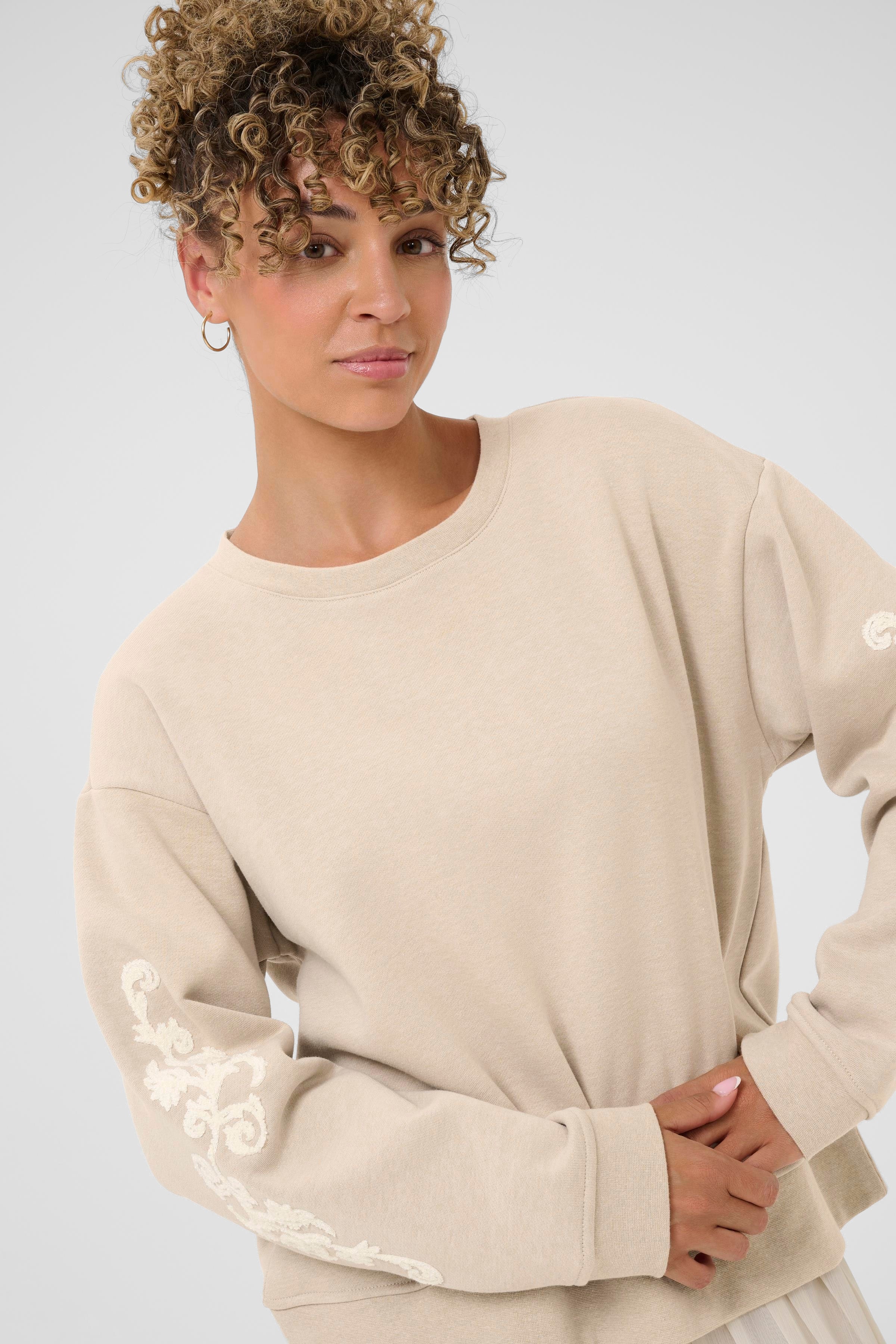 CRHella Sweatshirt LOOKBOOK DETAIL 10614509-1613051