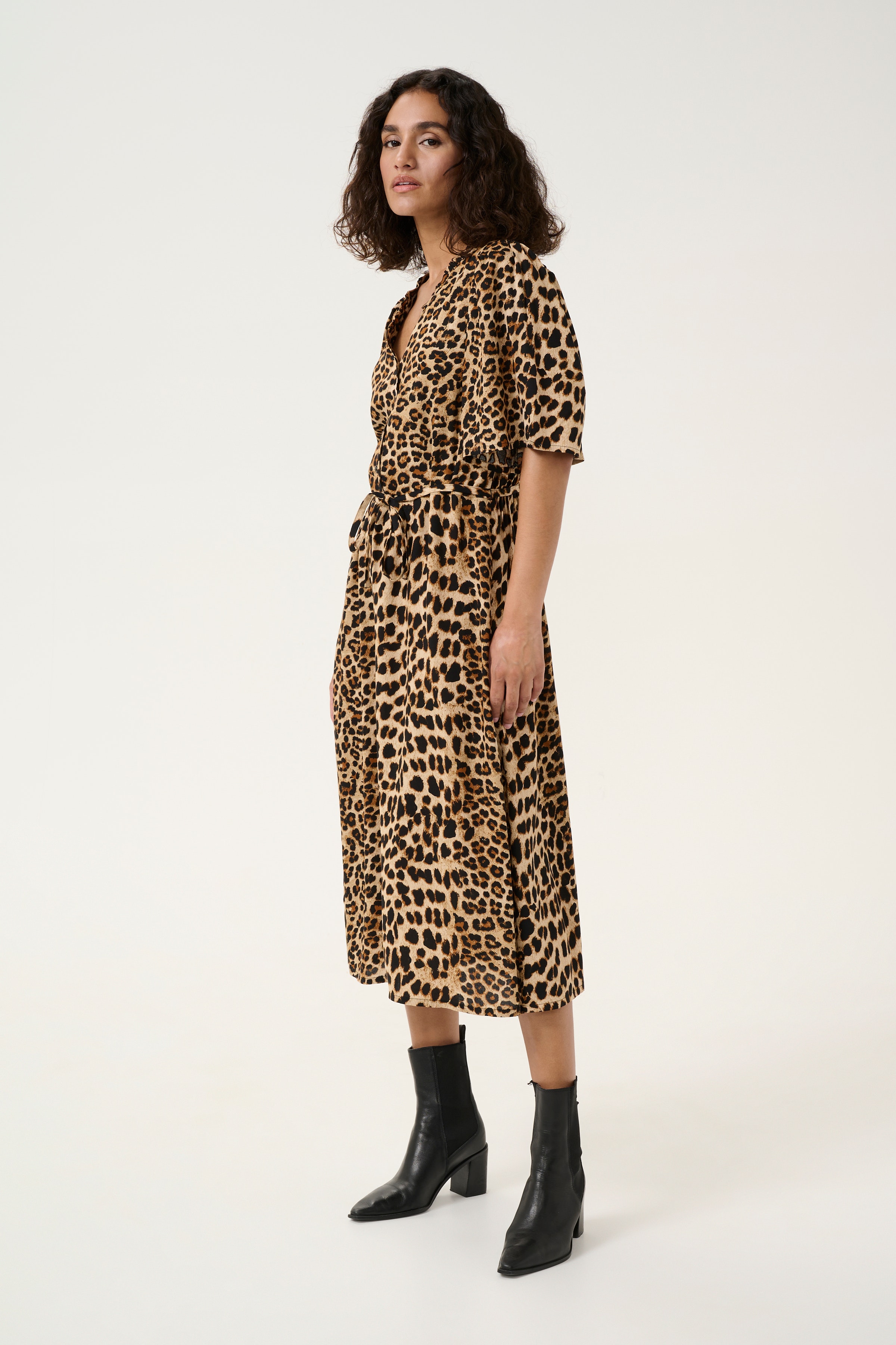 KAarina Leopardkjole LOOKBOOK FRONT 10552363-105798
