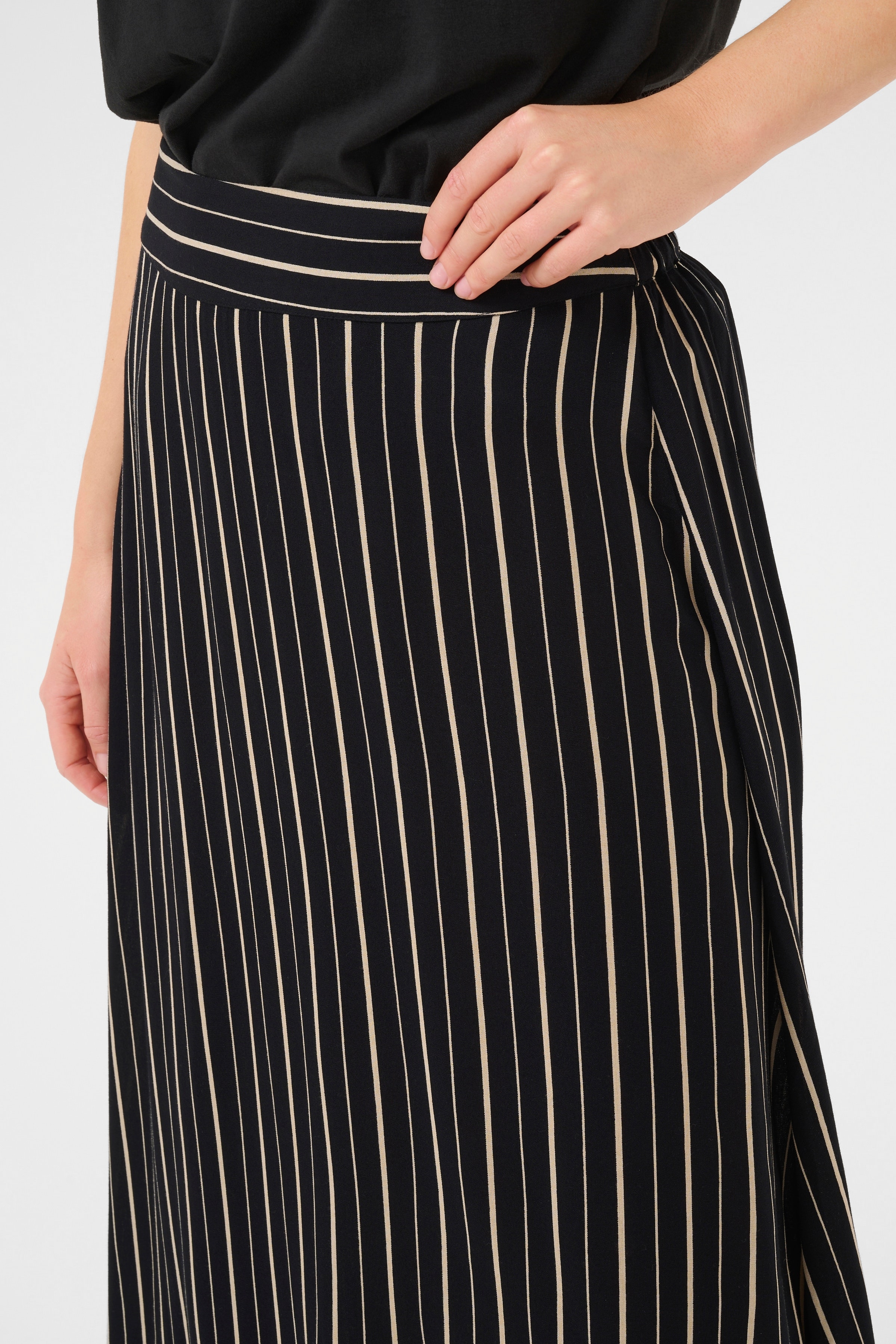 BPluna Skirt LOOKBOOK DETAIL 10590849-107536B