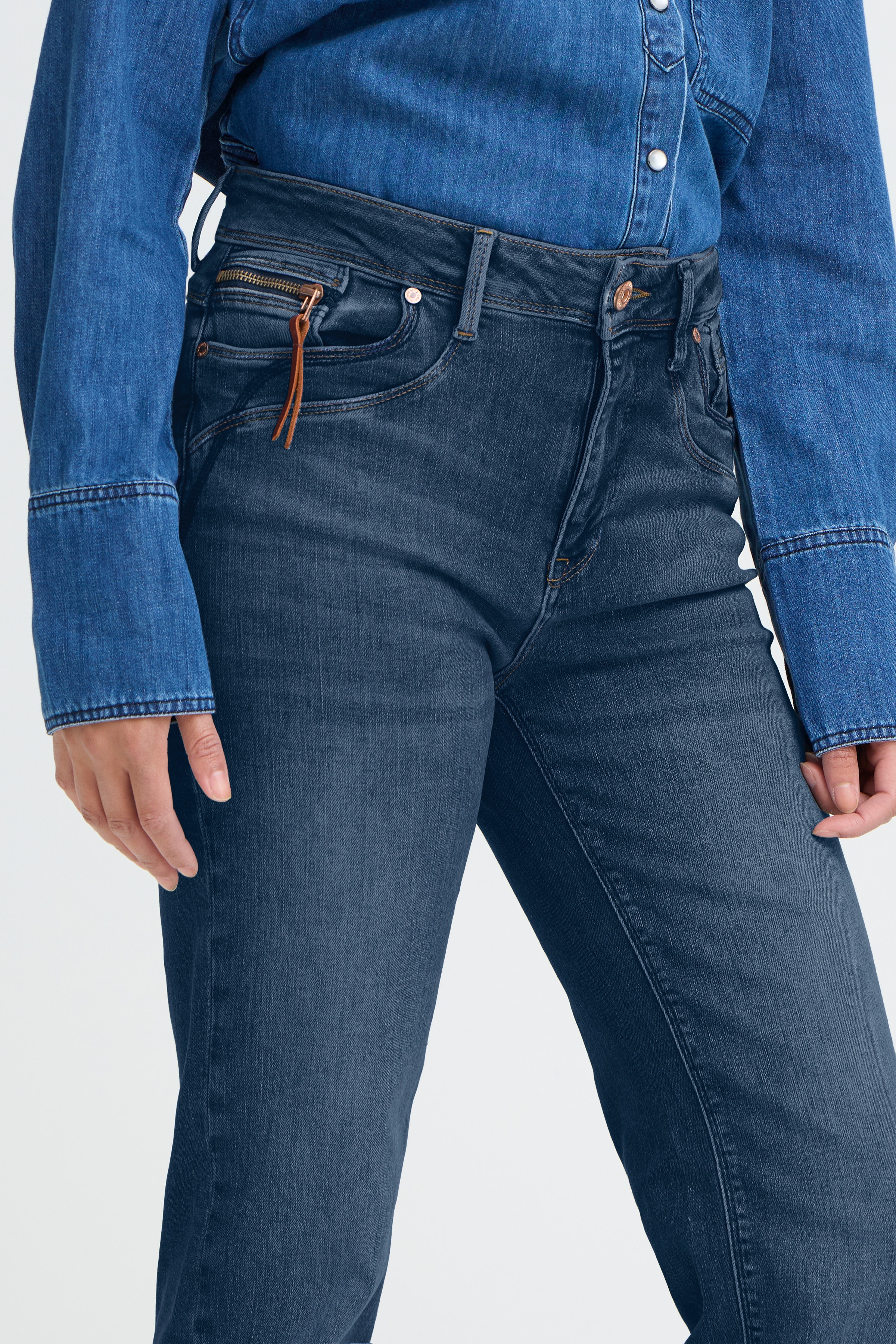 PZKAROLINA HW Jeans Straight Leg LOOKBOOK DETAIL 50205580-200005