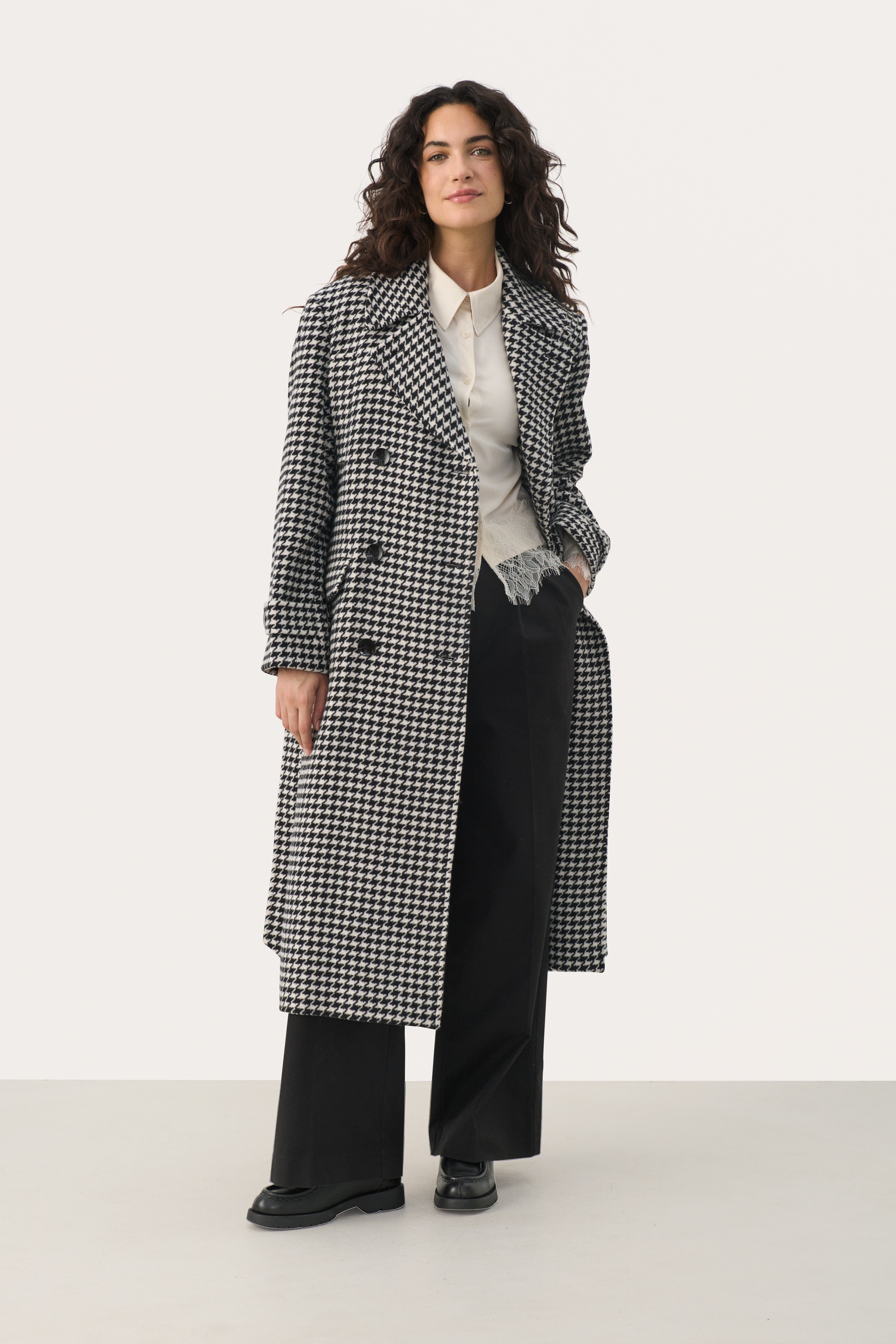 LizaPW Coat LOOKBOOK FRONT 30308727-303086