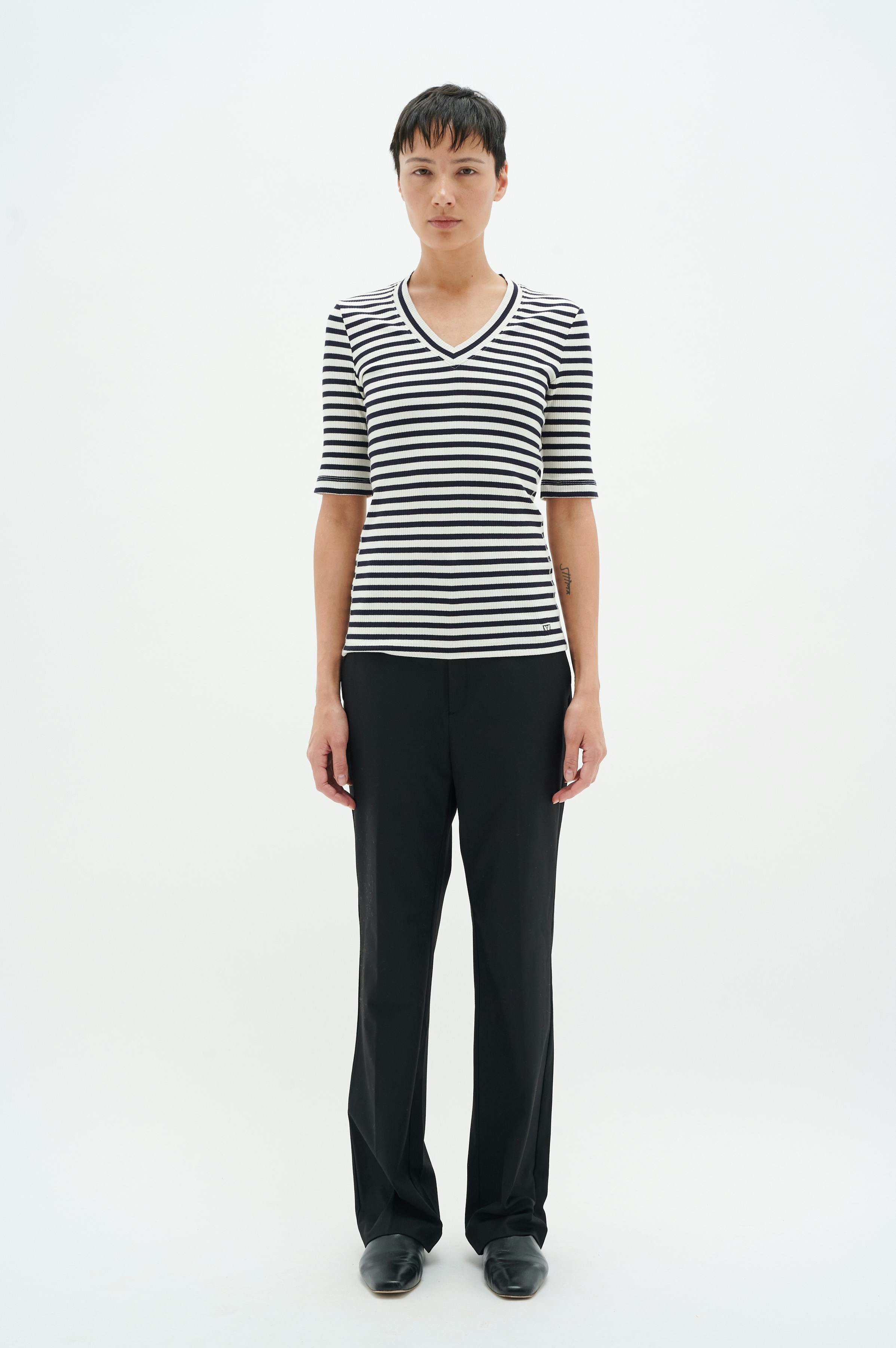 DagnaIW Striped V T-shirt LOOKBOOK FRONT 30107270-302212