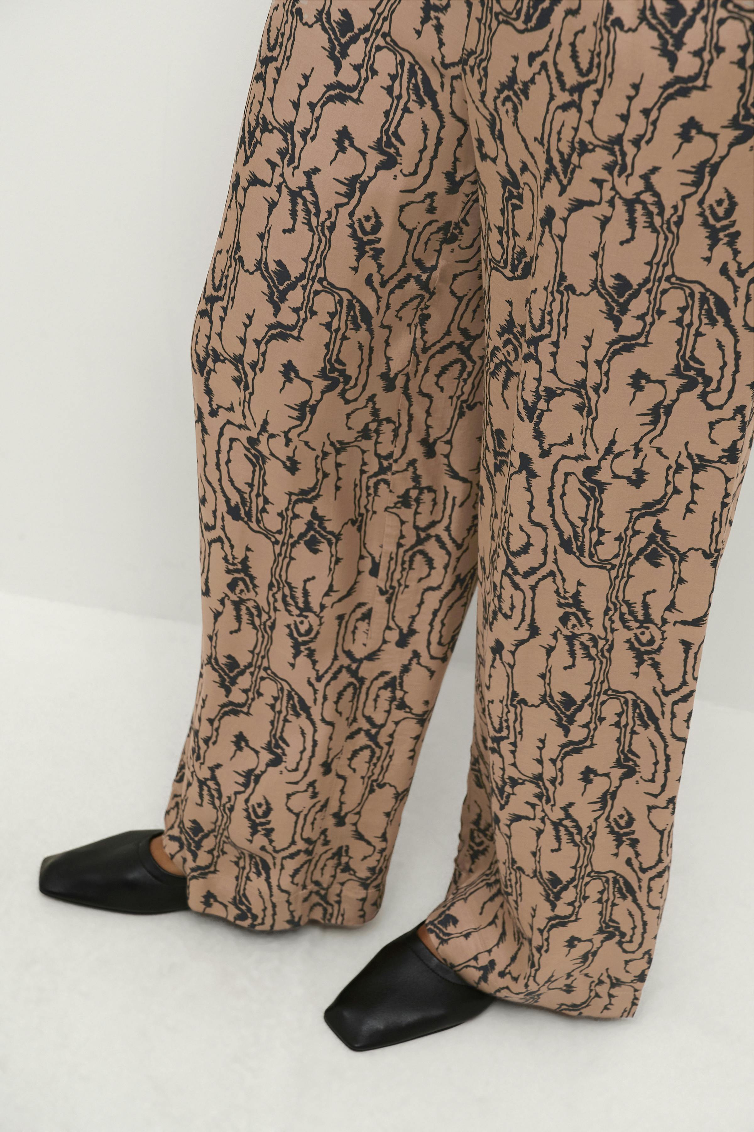 LotusKB Trousers LOOKBOOK DETAIL 10104629-105003