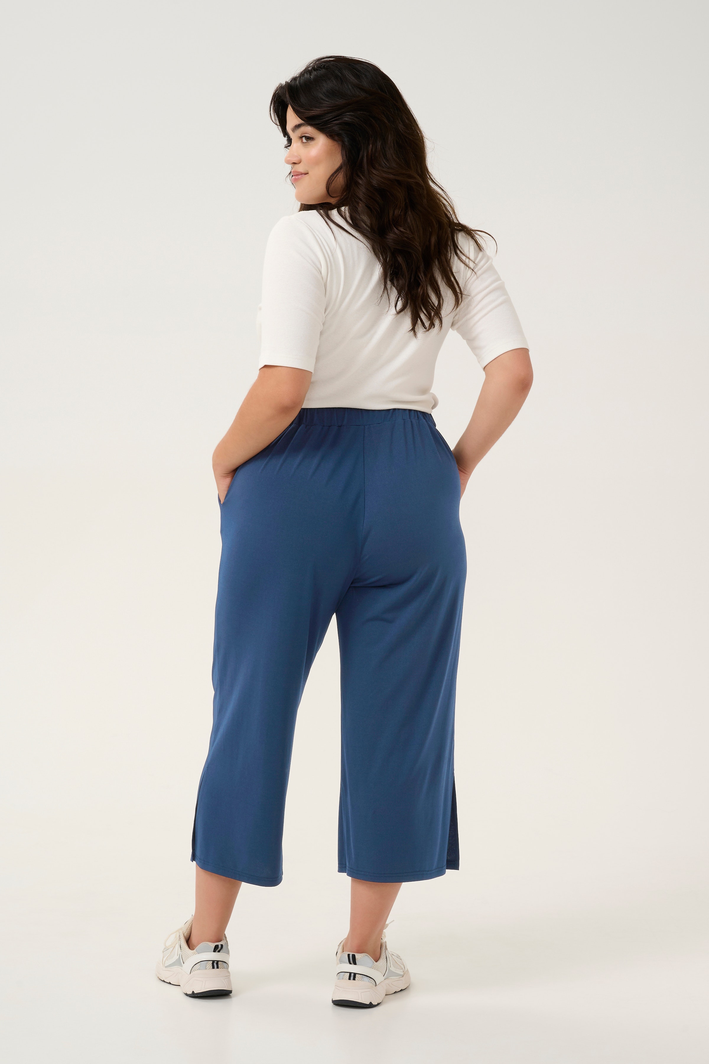 KCmello Trousers LOOKBOOK BACK 10580503-194020