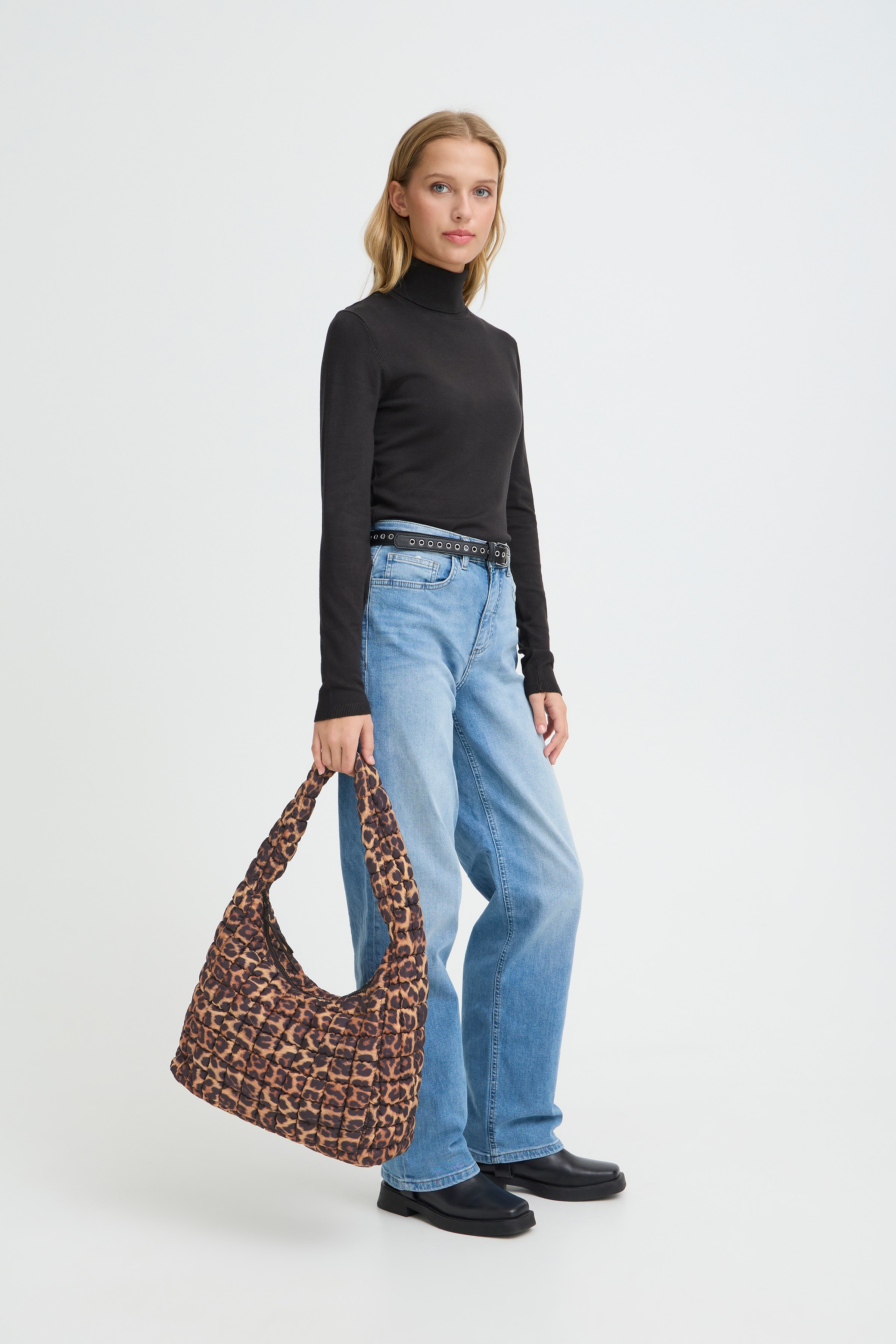 IAALIS Bag LOOKBOOK FRONT 20125301-194008