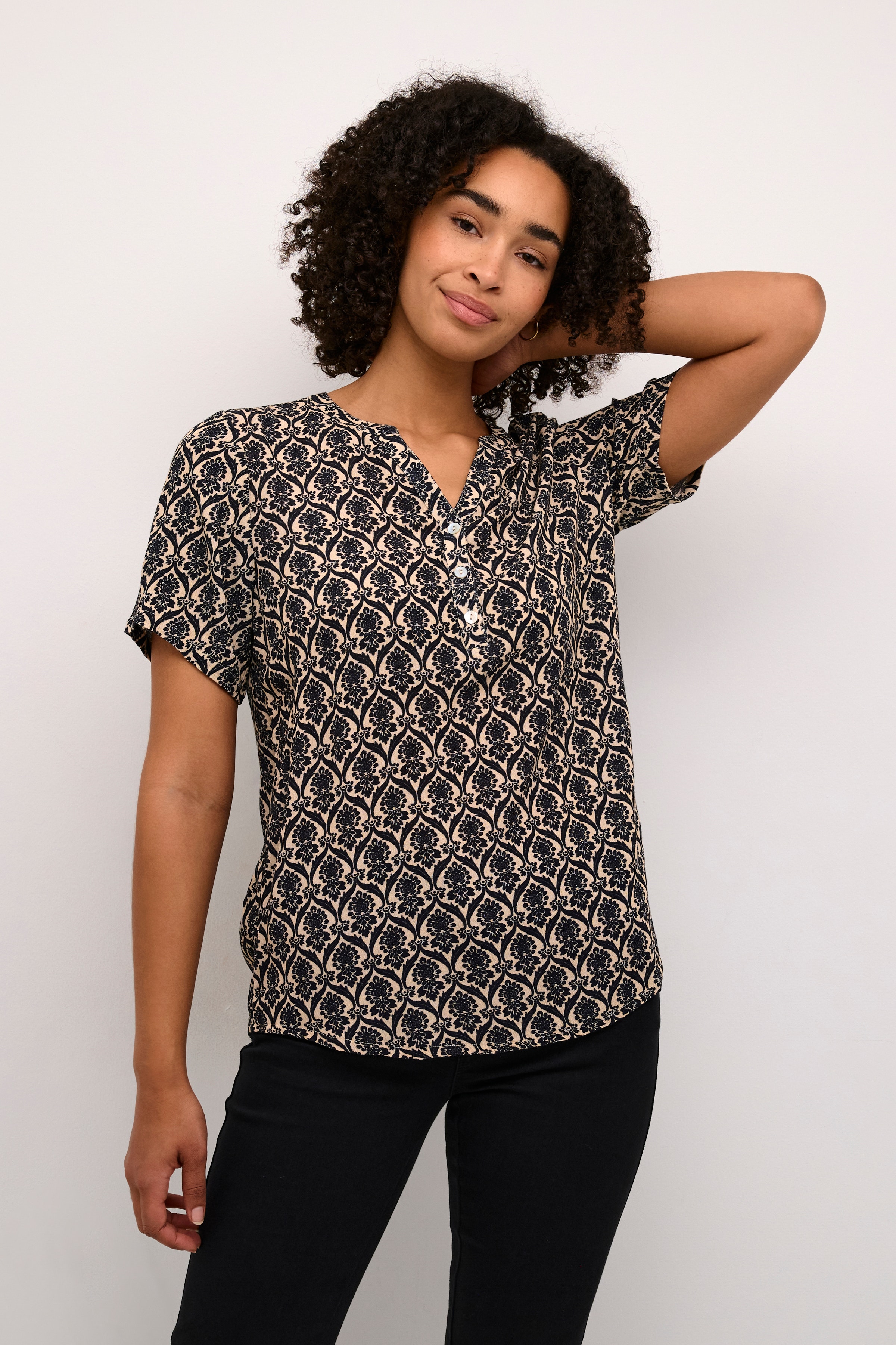 Kortermet bluse LOOKBOOK FRONT 10551375-106953