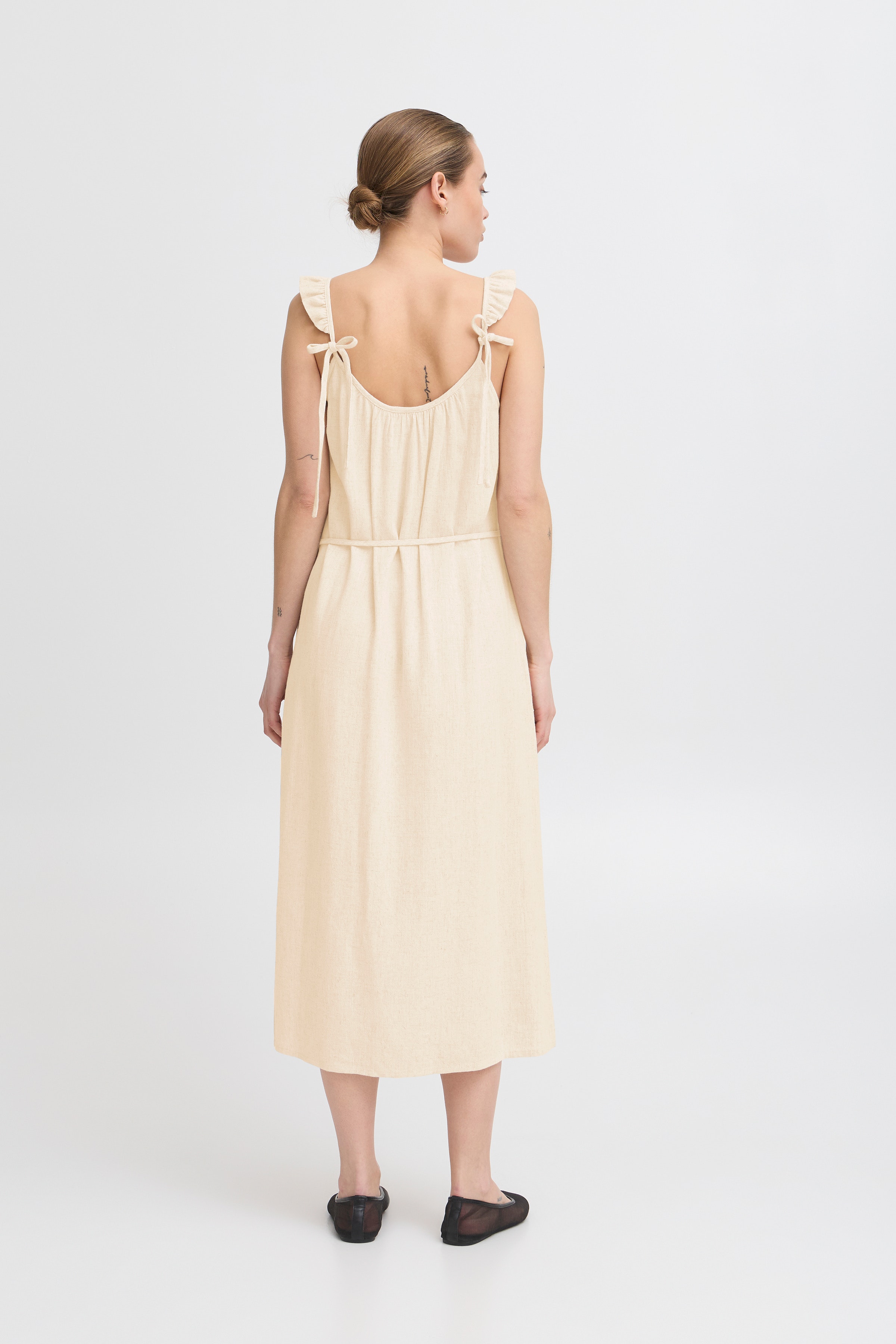 IHTACITA Kjole LOOKBOOK BACK 20123336-1309071