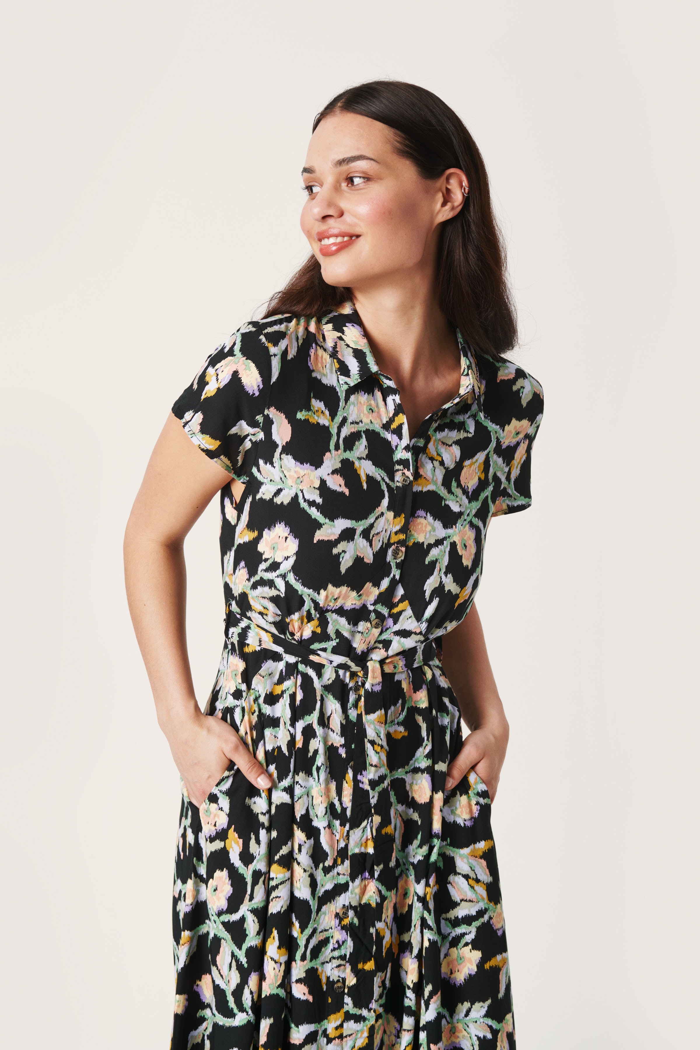SLArjana Kleid LOOKBOOK FRONT 30404807-301341