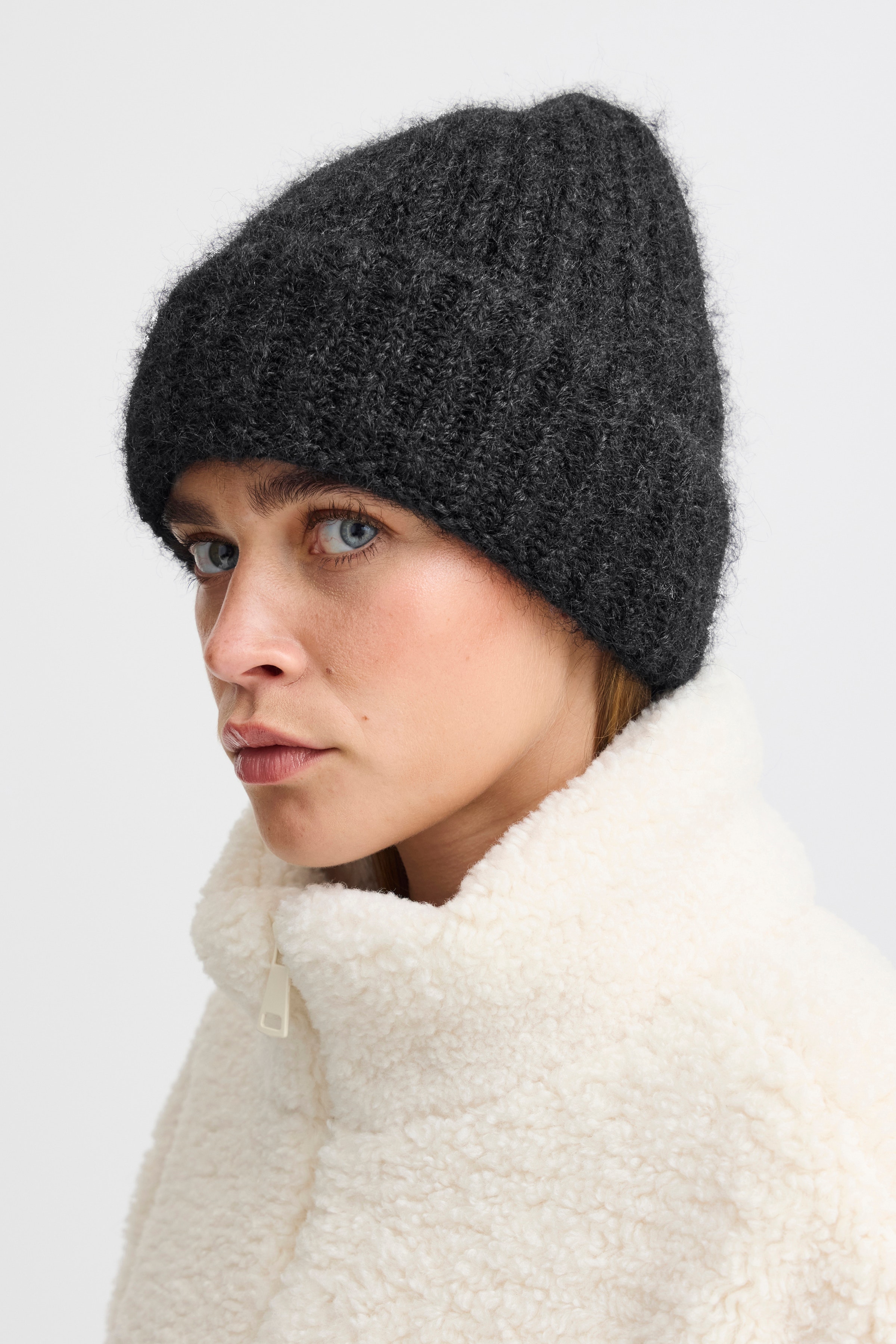 IASOLENE Hatt LOOKBOOK FRONT 20122078-194008