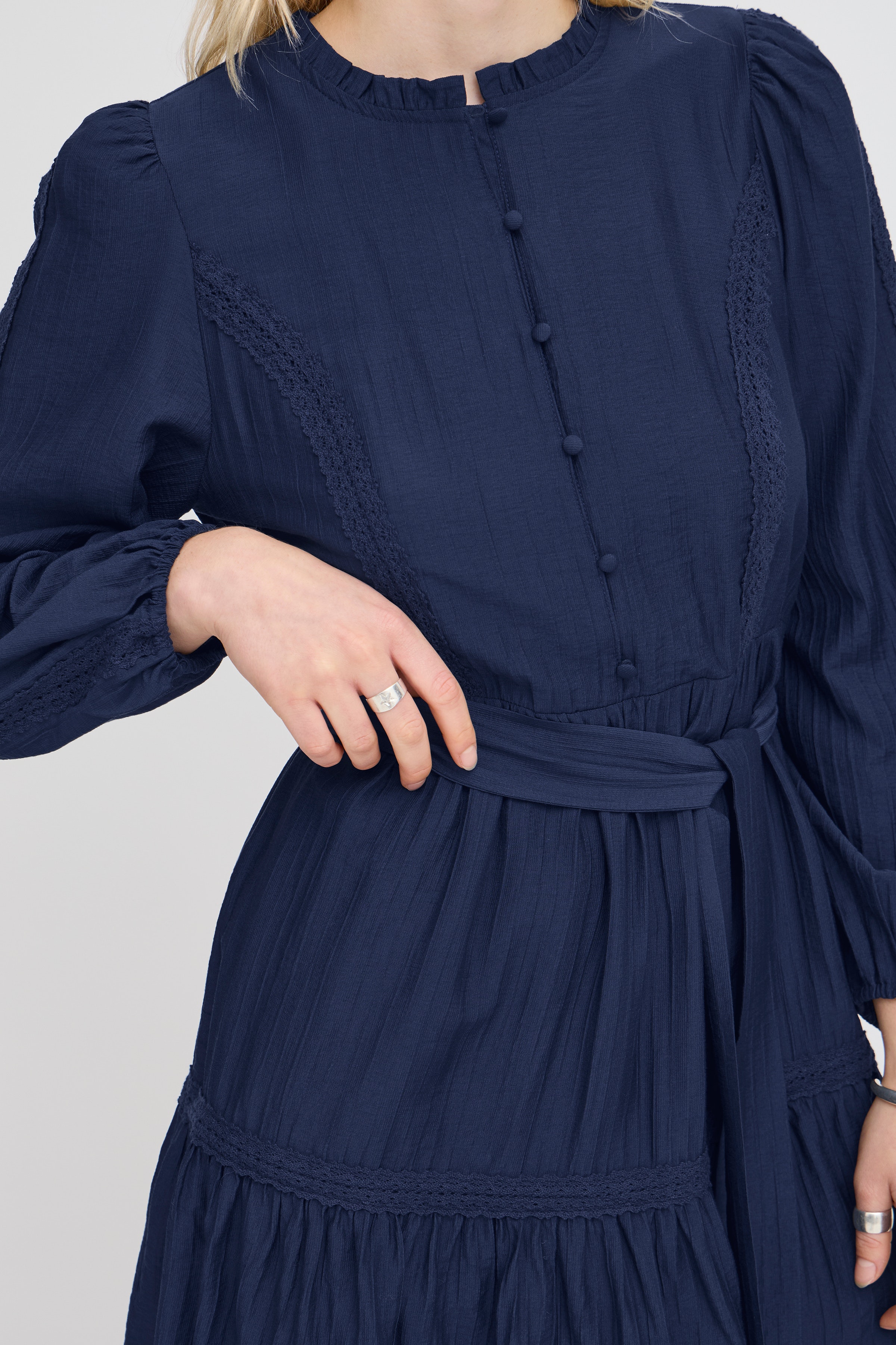IHEVINA Kjole LOOKBOOK DETAIL 20122441-194010