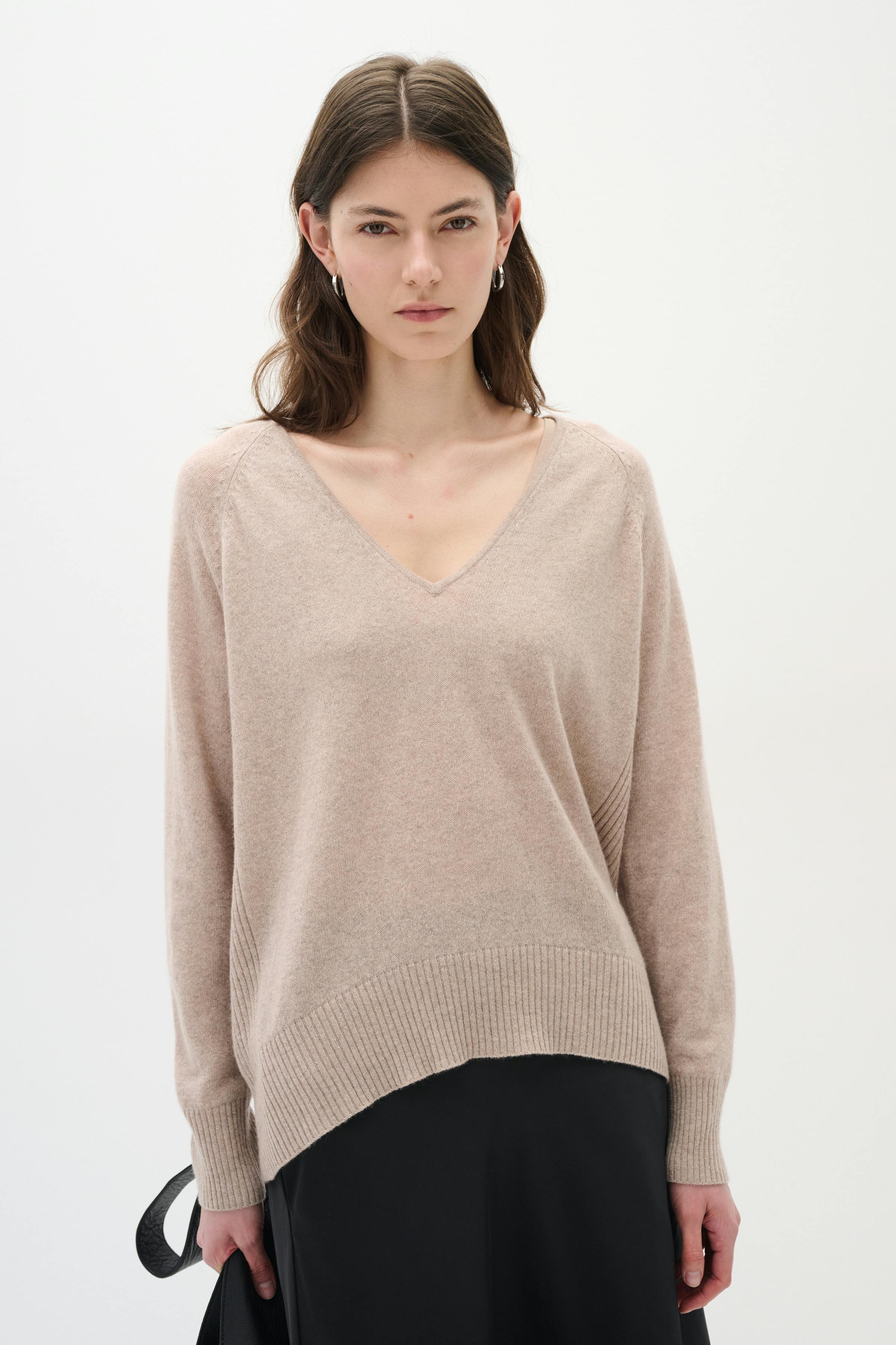 Lukka V-neck Cashmere Pullover LOOKBOOK FRONT 30104240-10110