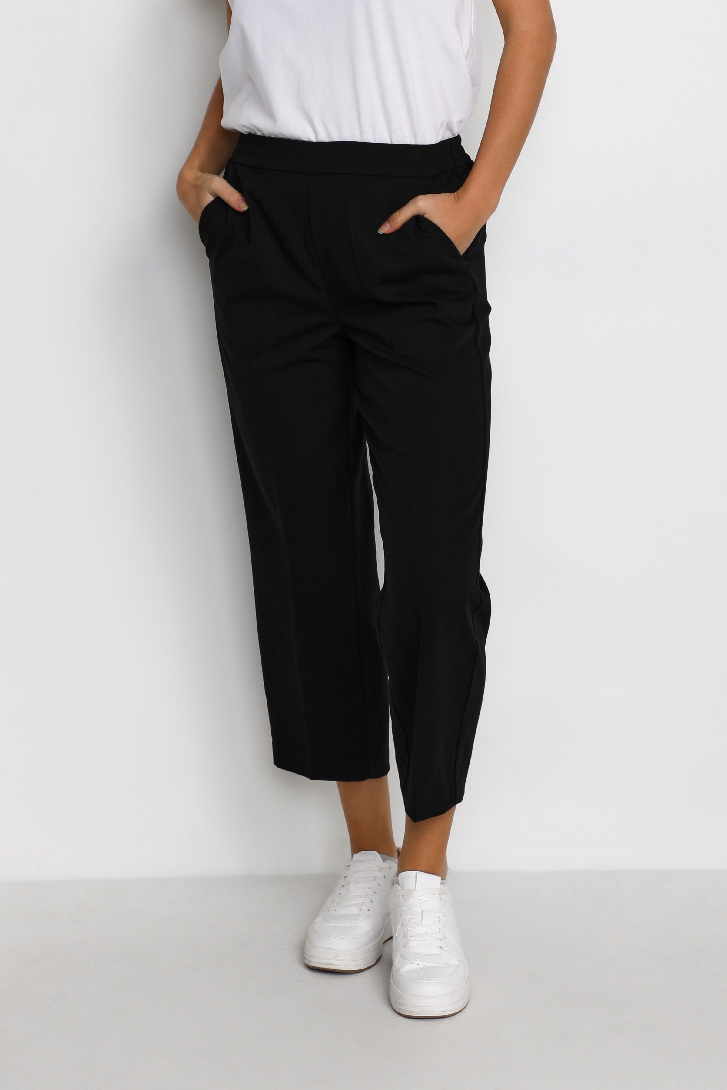 KAsakura Trousers LOOKBOOK FRONT 10506127-100121