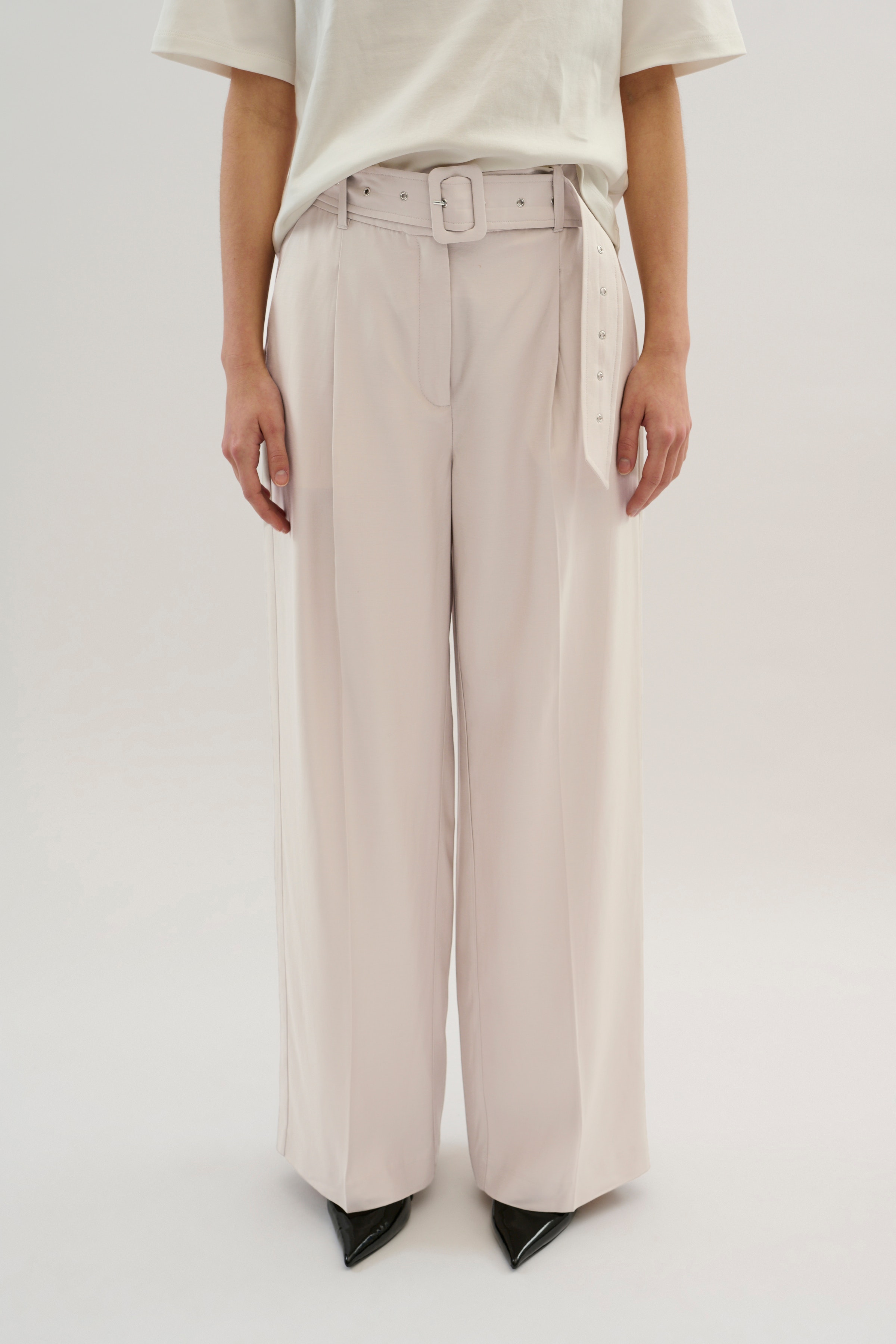 KBPriscilla Byxor LOOKBOOK FRONT 10105042-154502