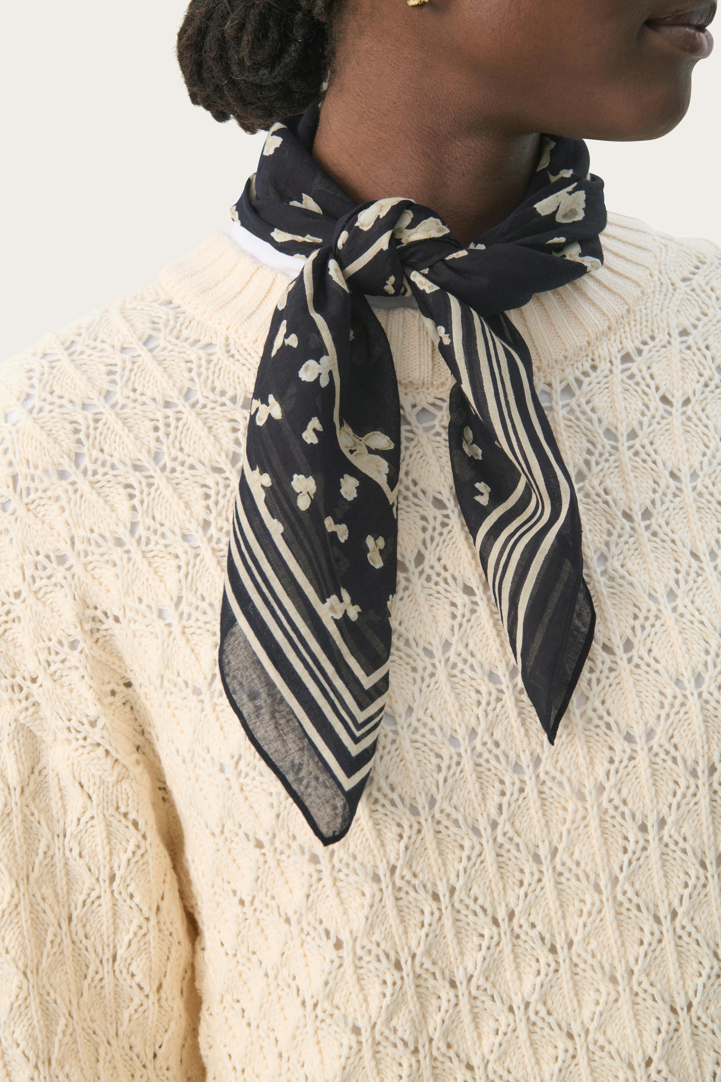 PhiPW Scarf LOOKBOOK FRONT 30309304-303430