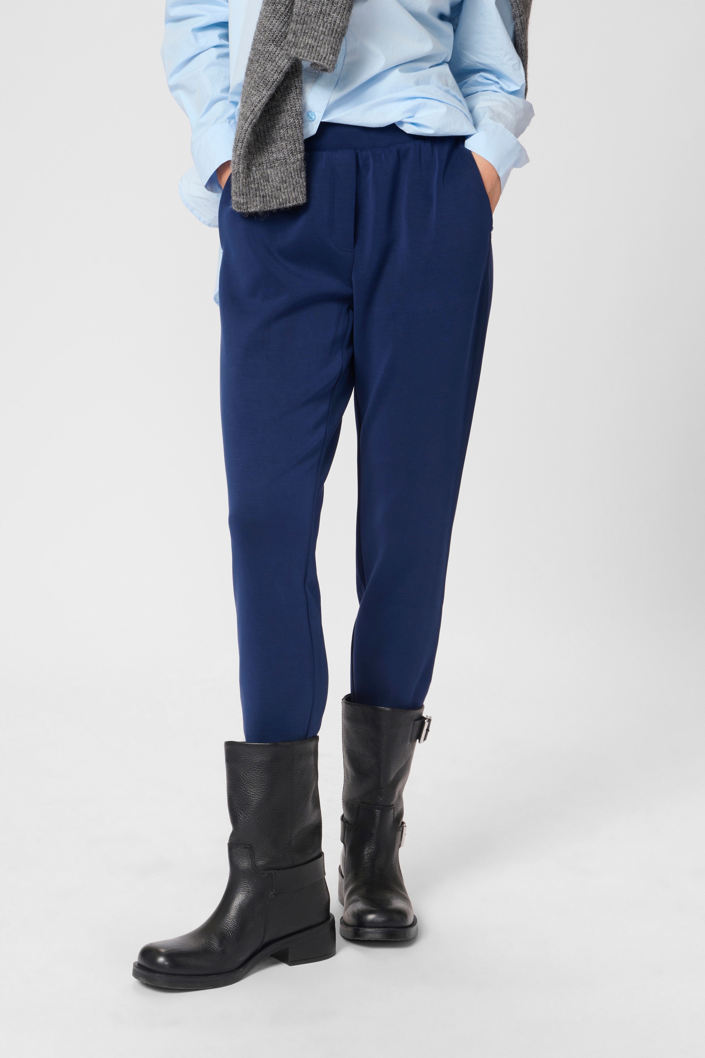 22 Trousers LOOKBOOK FRONT 10703582-194010