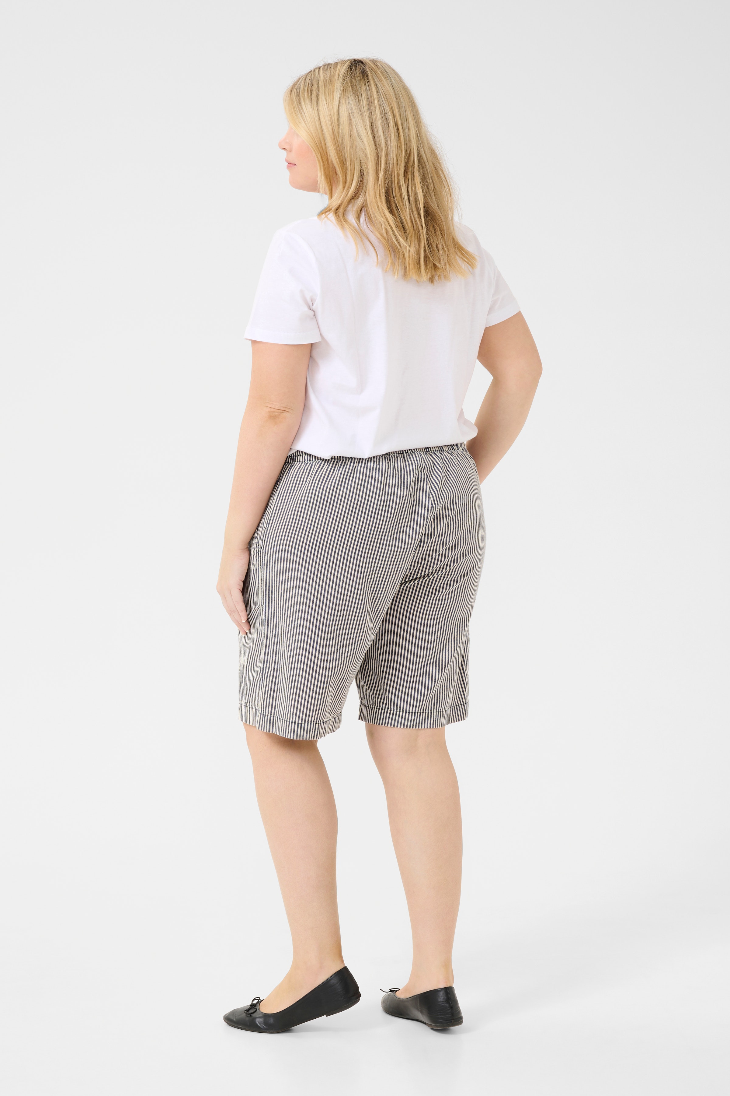 KCnana Shorts LOOKBOOK BACK 10583309-106298