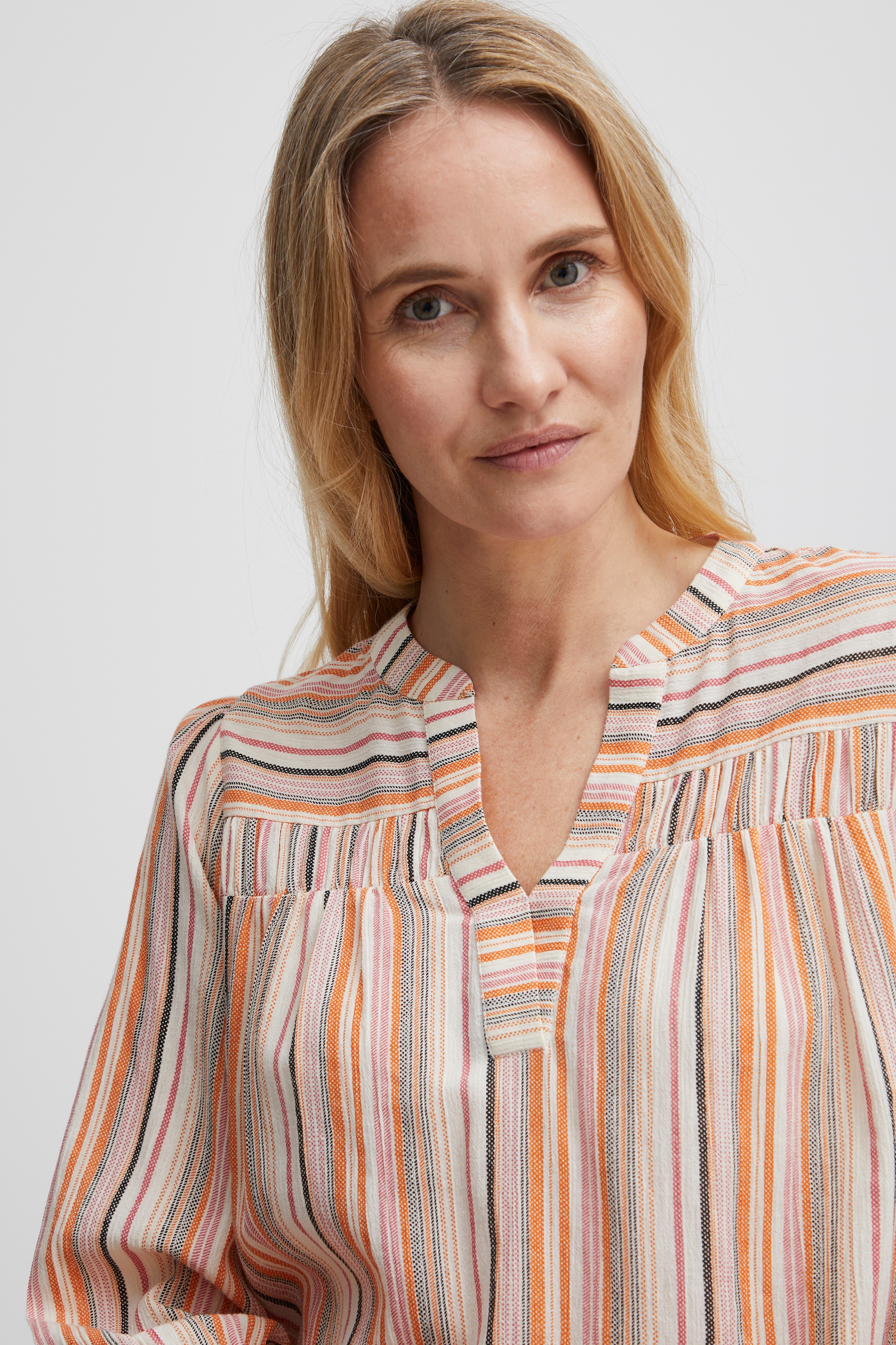 Blouse with short sleeve LOOKBOOK DETAIL 20611997-201882