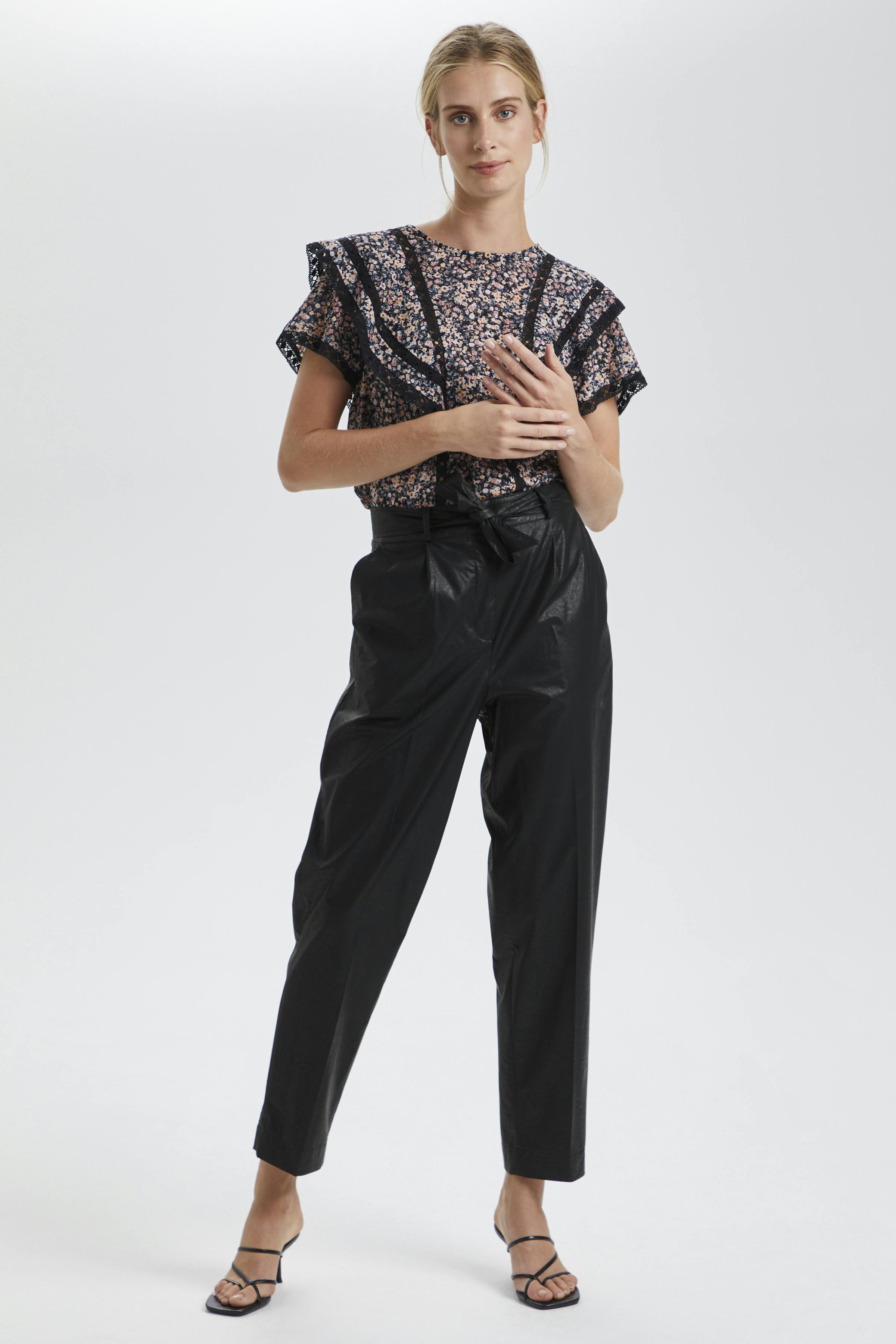 SLLisson Pants

 LOOKBOOK FRONT 30405940-194008