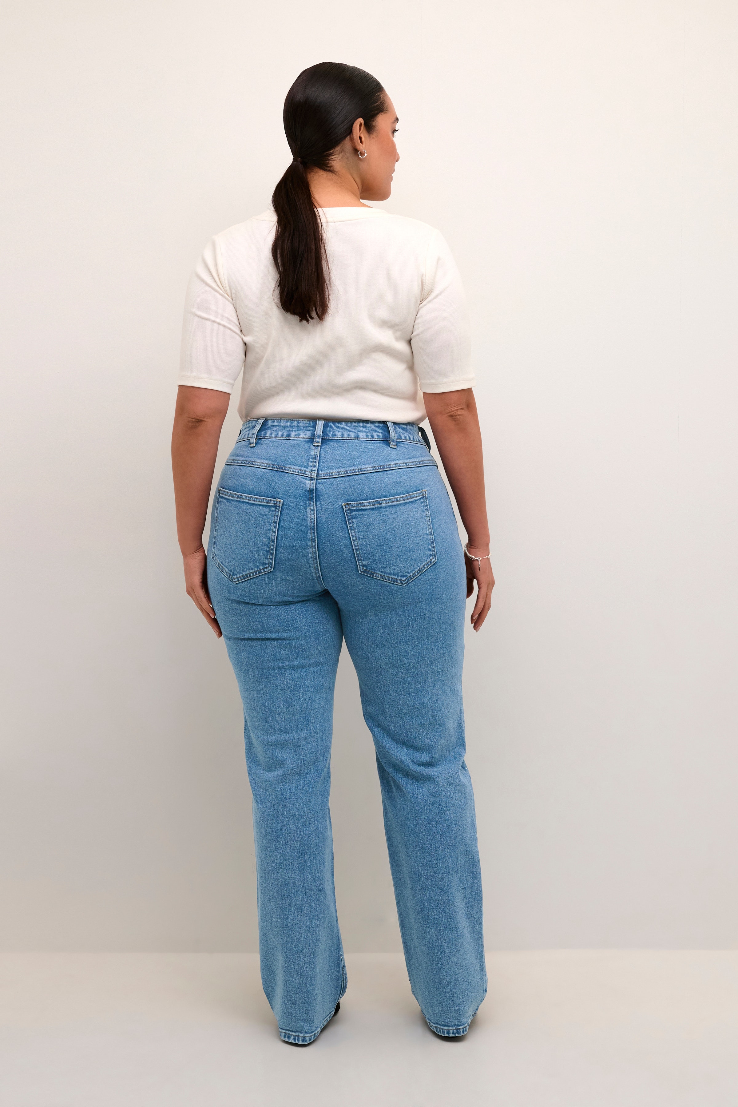 KCthura Jeans LOOKBOOK BACK 10582889-103168