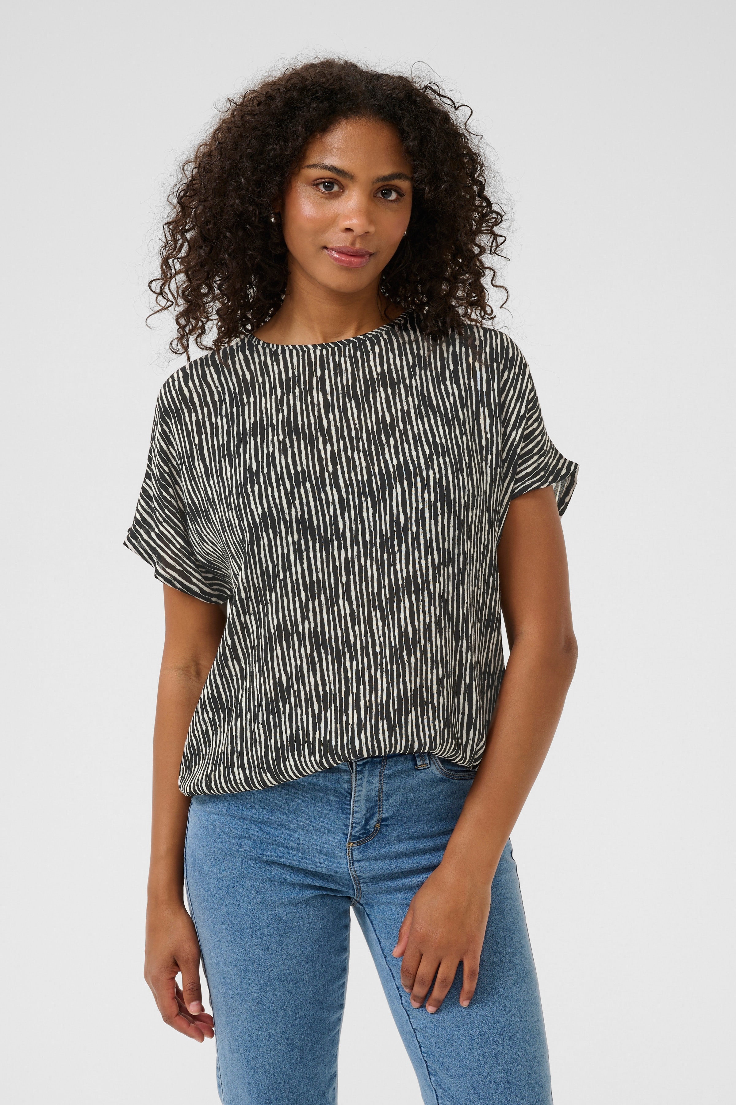 KAamber Bluse LOOKBOOK FRONT 10508257-107944
