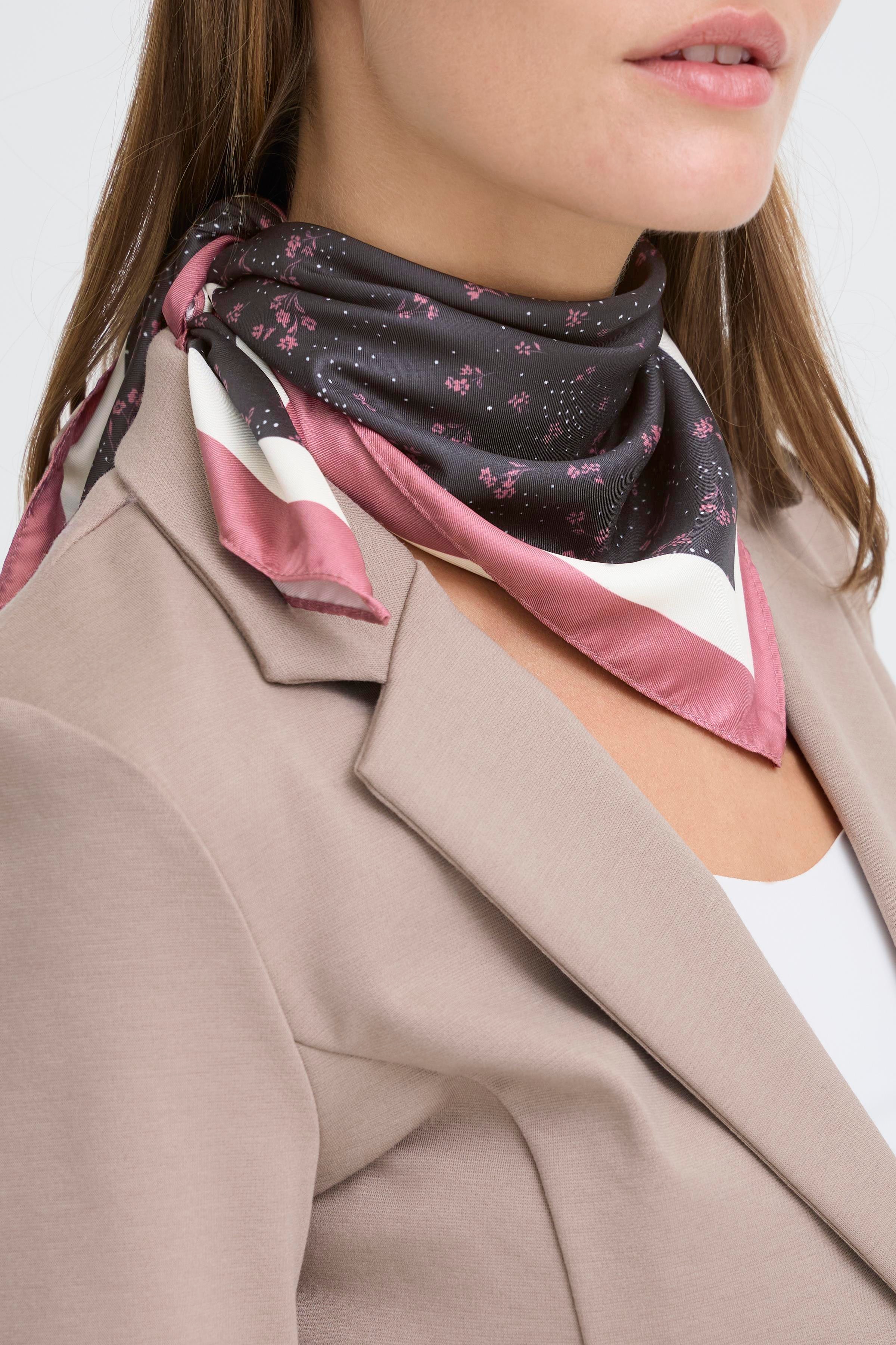 IALANORA Skjerf LOOKBOOK FRONT 20124780-194008