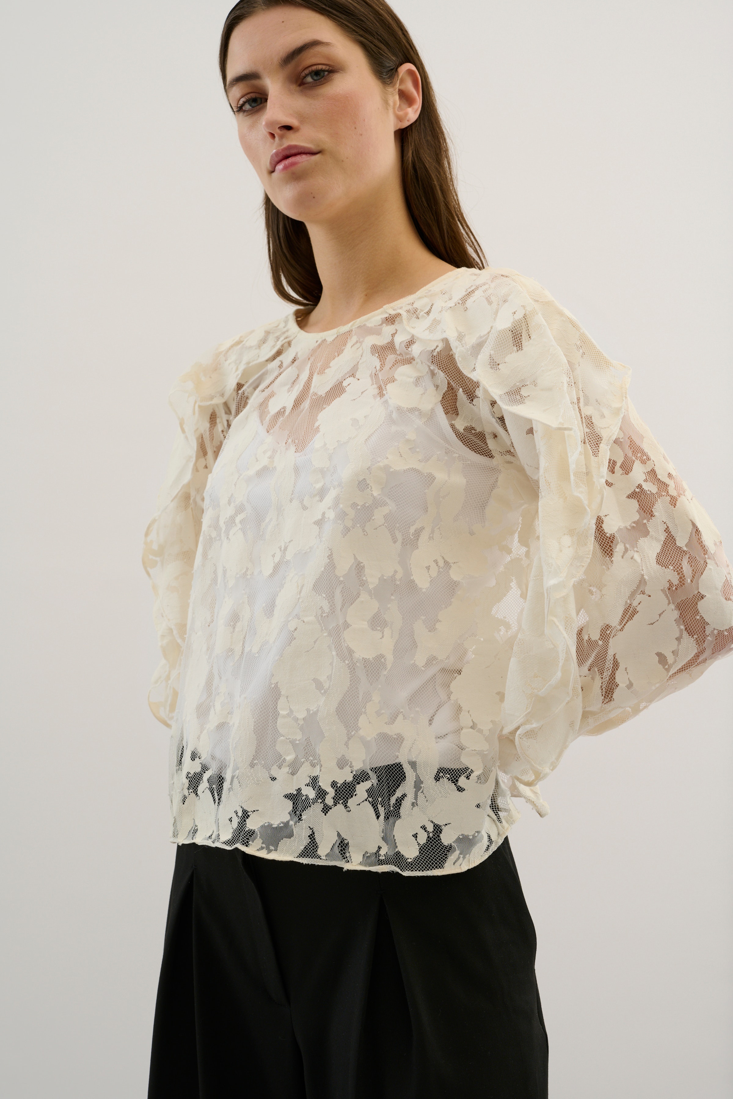 KBPheobe Blouse LOOKBOOK FRONT 10105020-110103