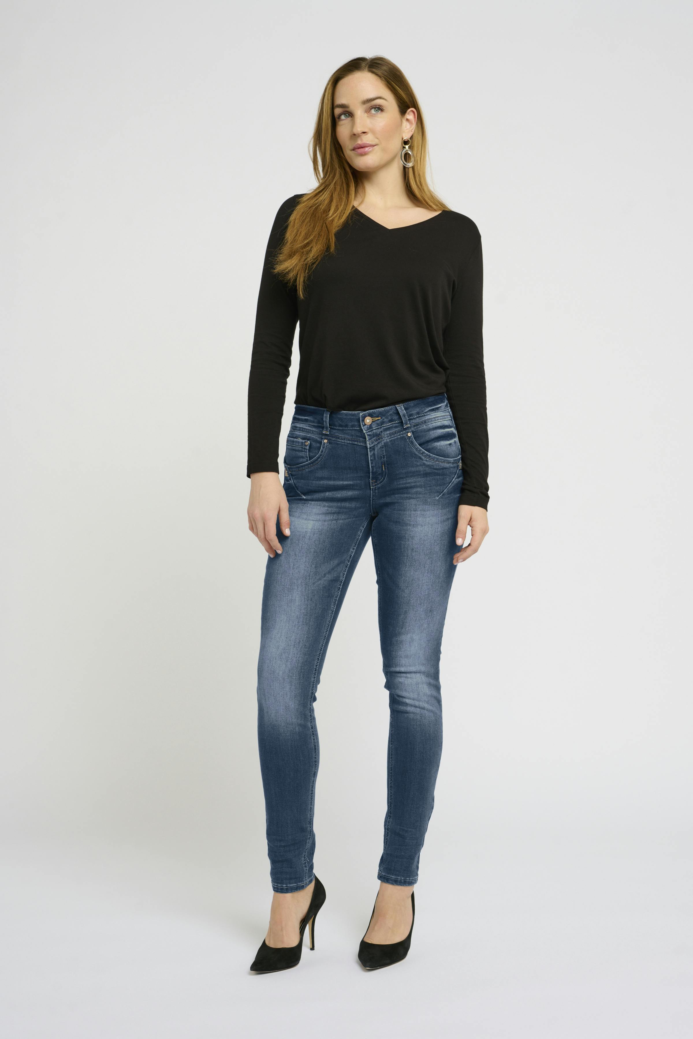 Amalie Jeans LOOKBOOK FRONT 10604221-62505