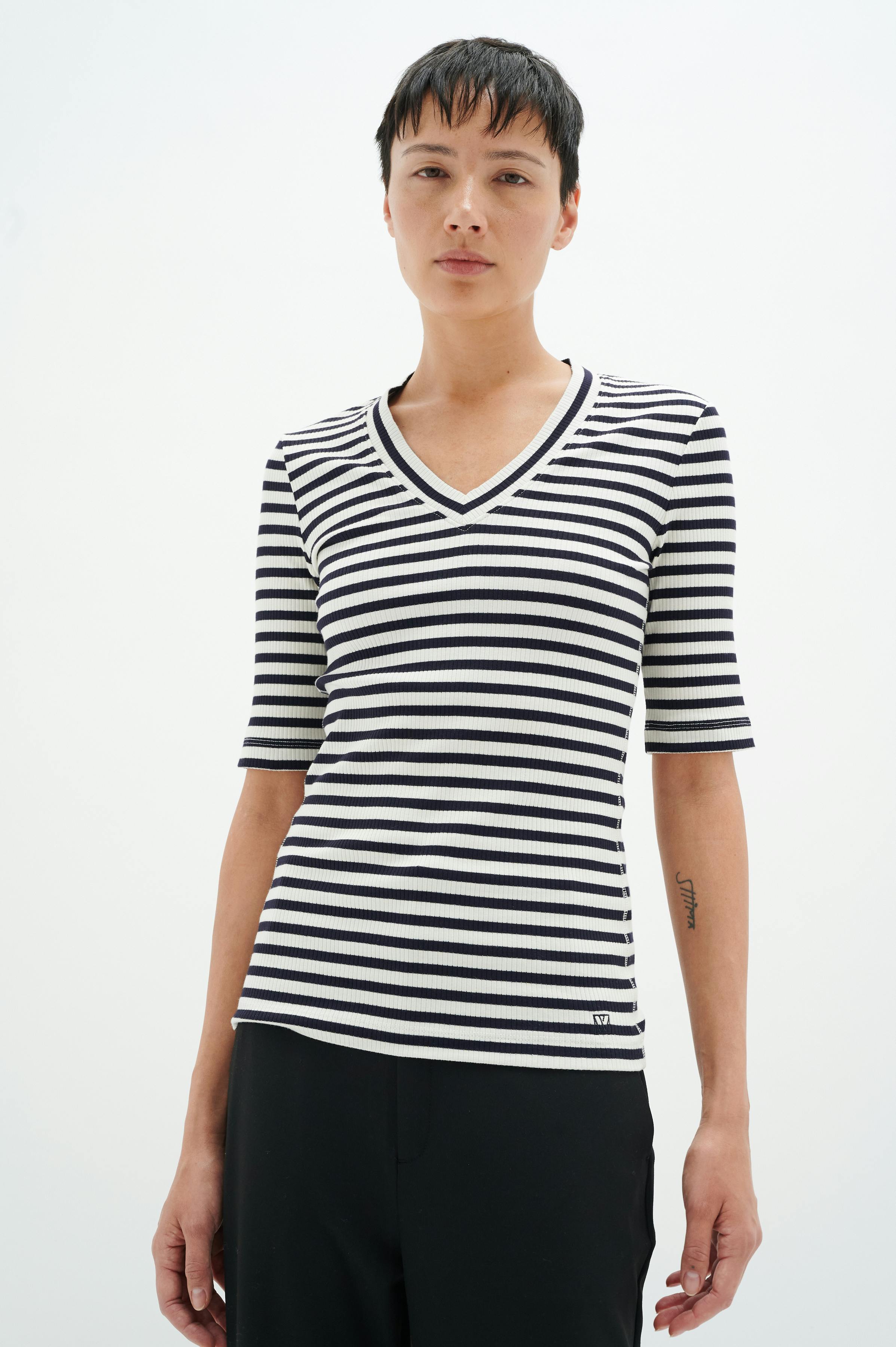 DagnaIW Striped V T-shirt LOOKBOOK FRONT 30107270-302212