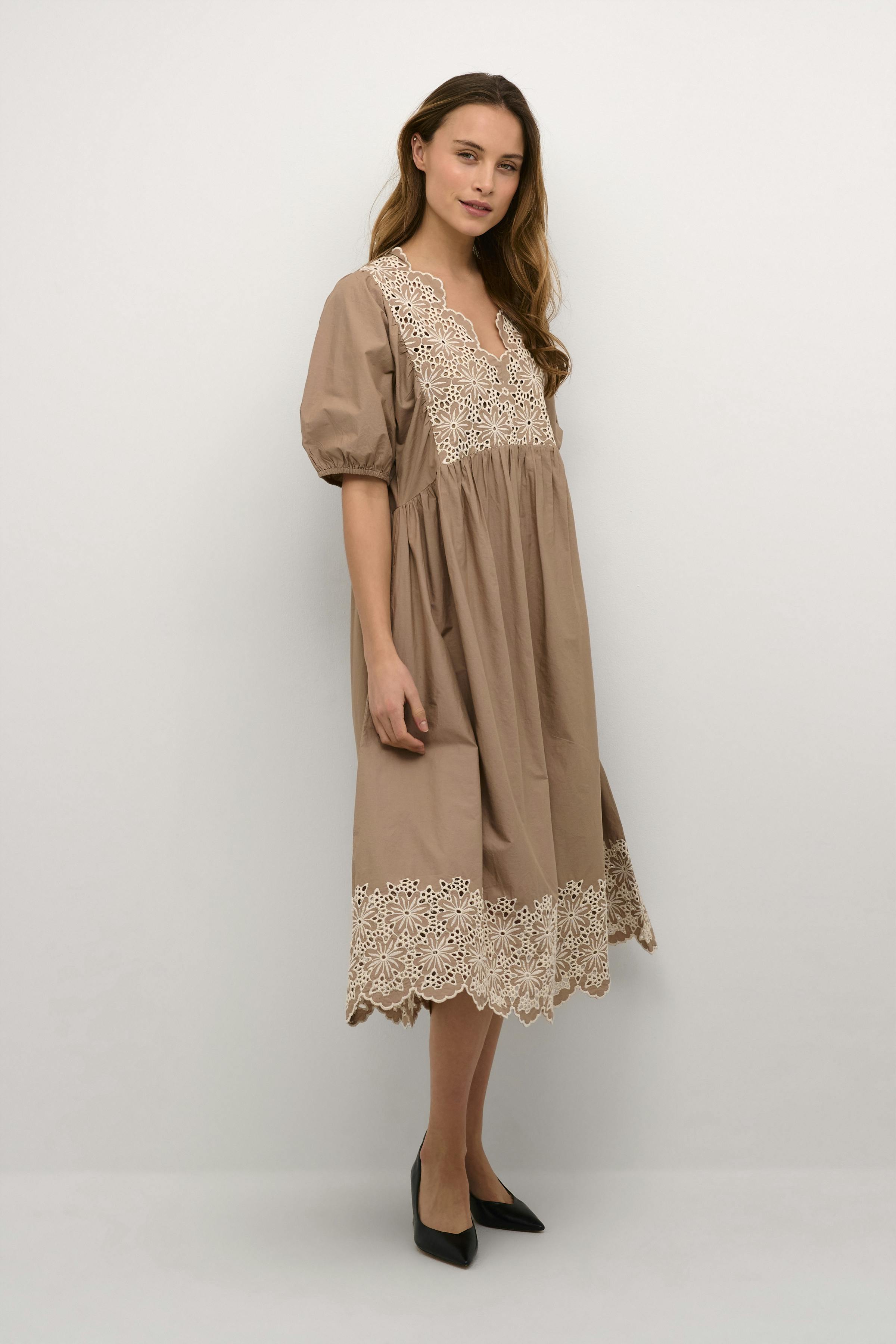 CUvalda Kjole med broderi LOOKBOOK FRONT 50109591-106084