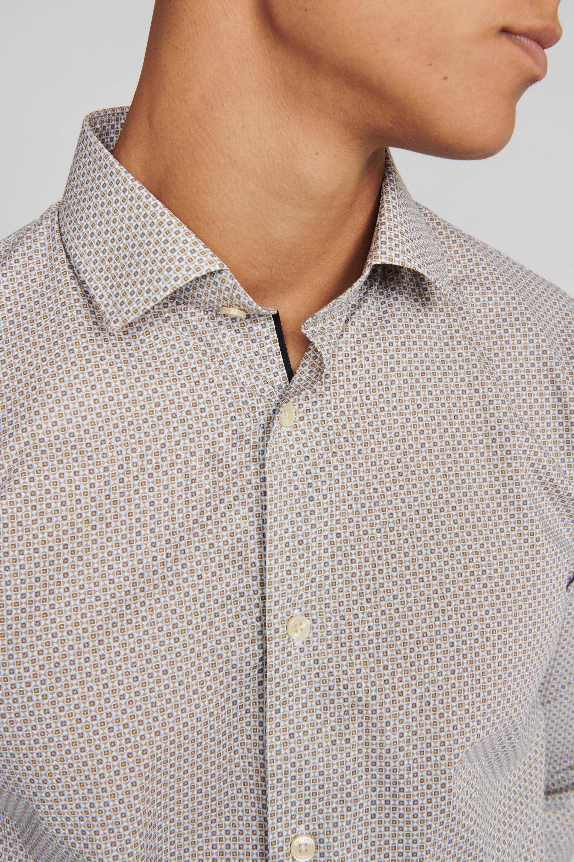 MAtrostol BN Skjorta LOOKBOOK DETAIL 30207169-181018
