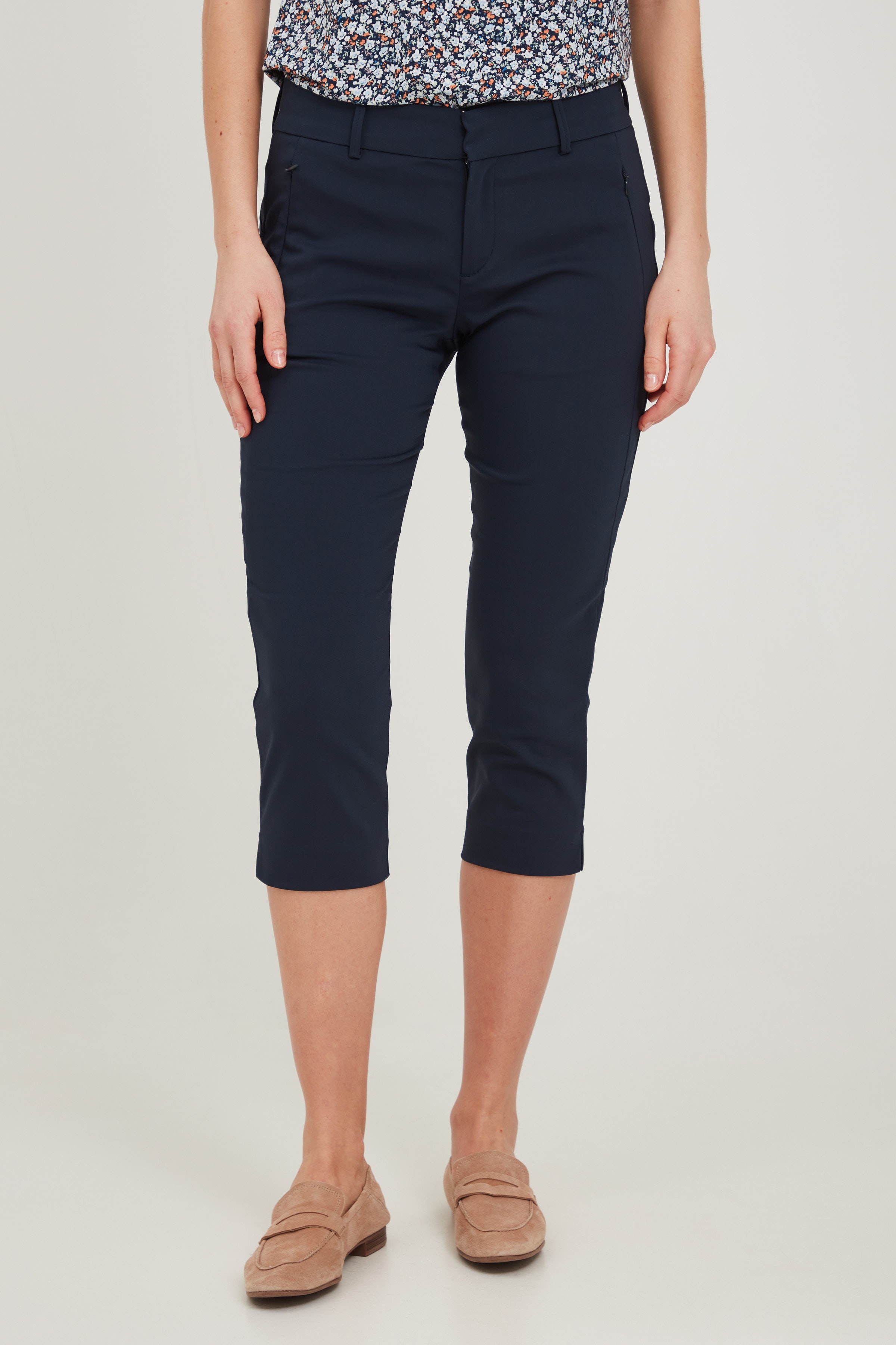 Caprihose LOOKBOOK FRONT 20403325-194020