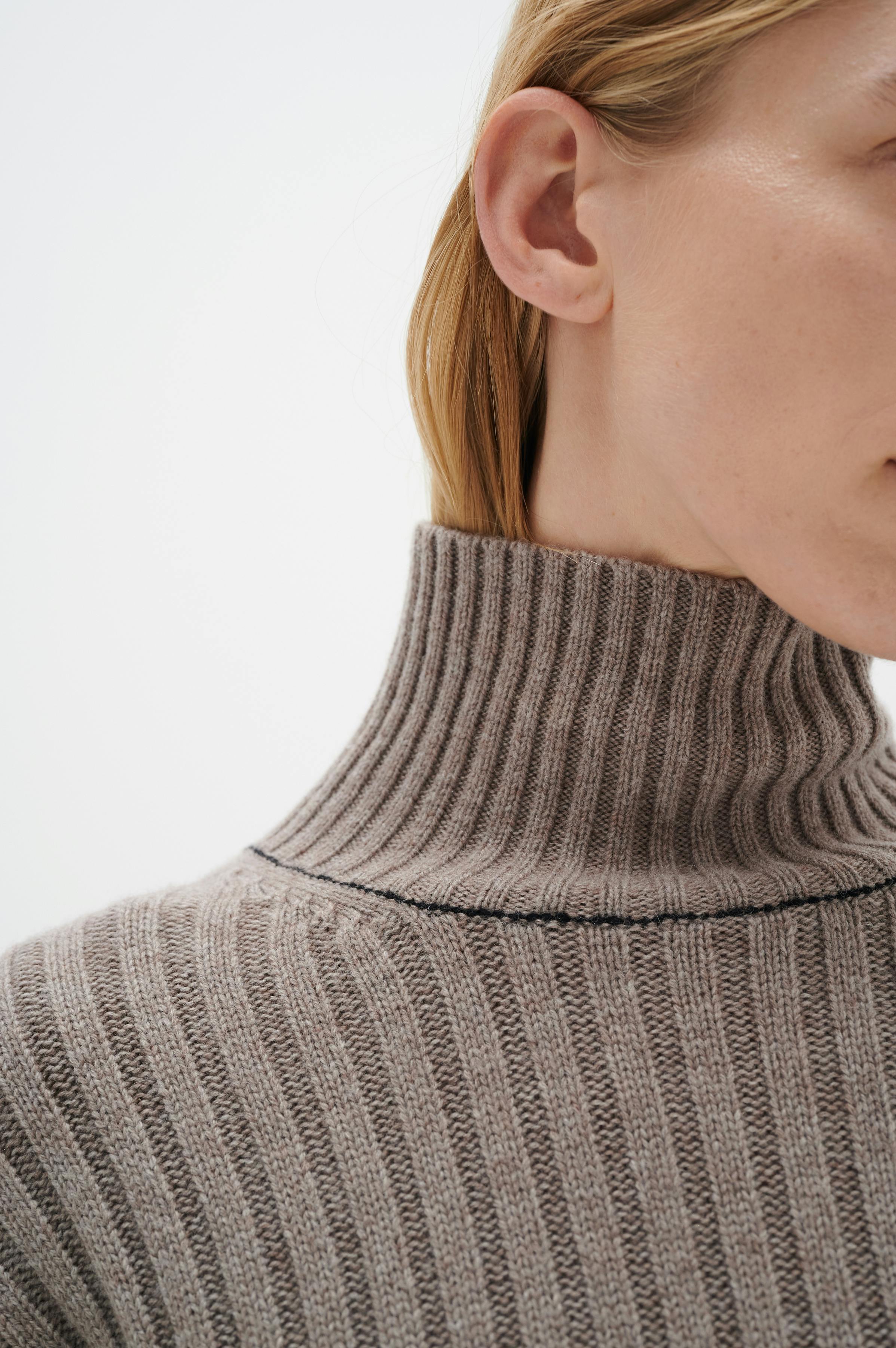 OlympioIW Highneck Pullover LOOKBOOK DETAIL 30108974-1813041