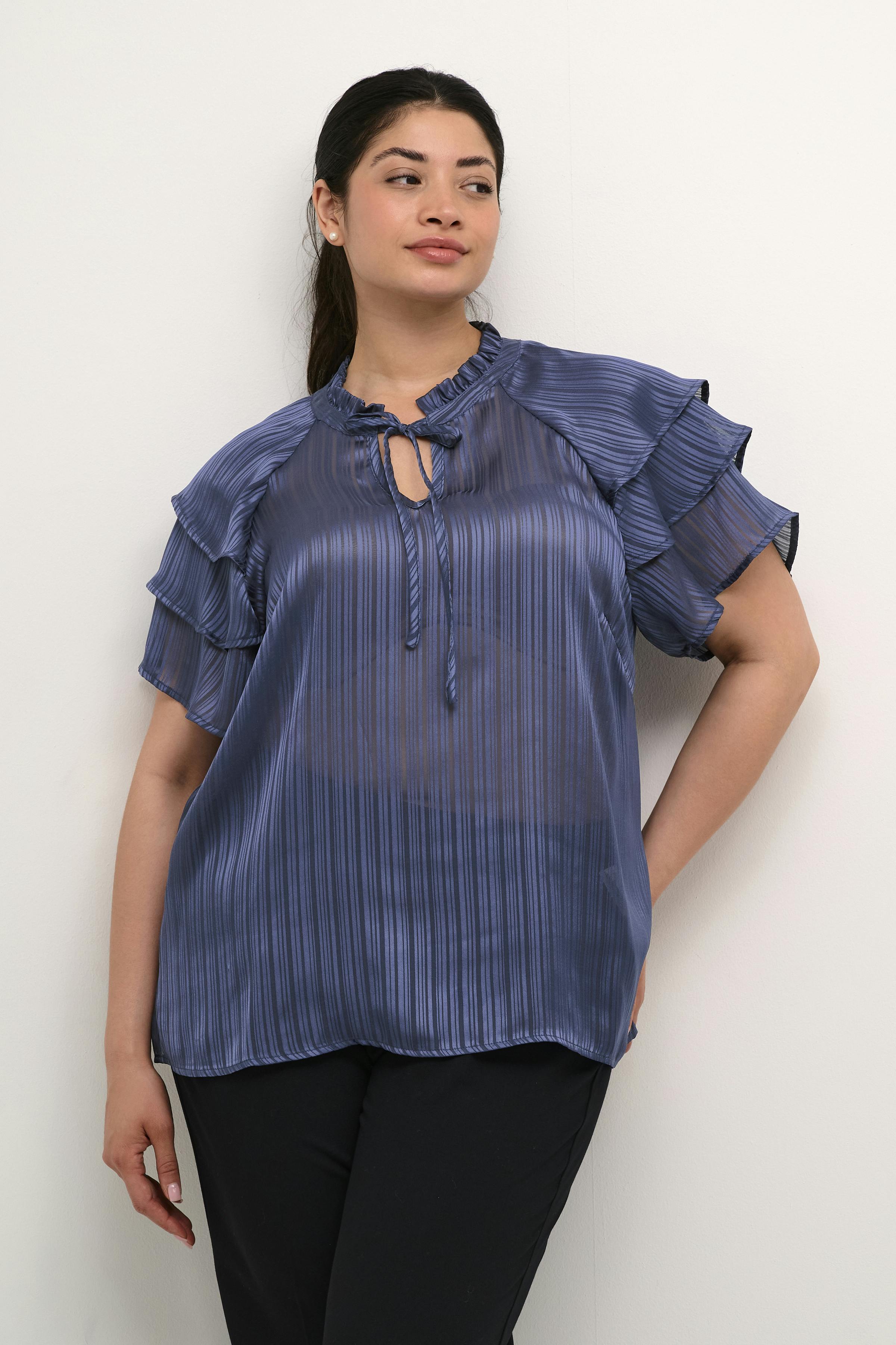 KCjola Bluse LOOKBOOK FRONT 10582517-193928