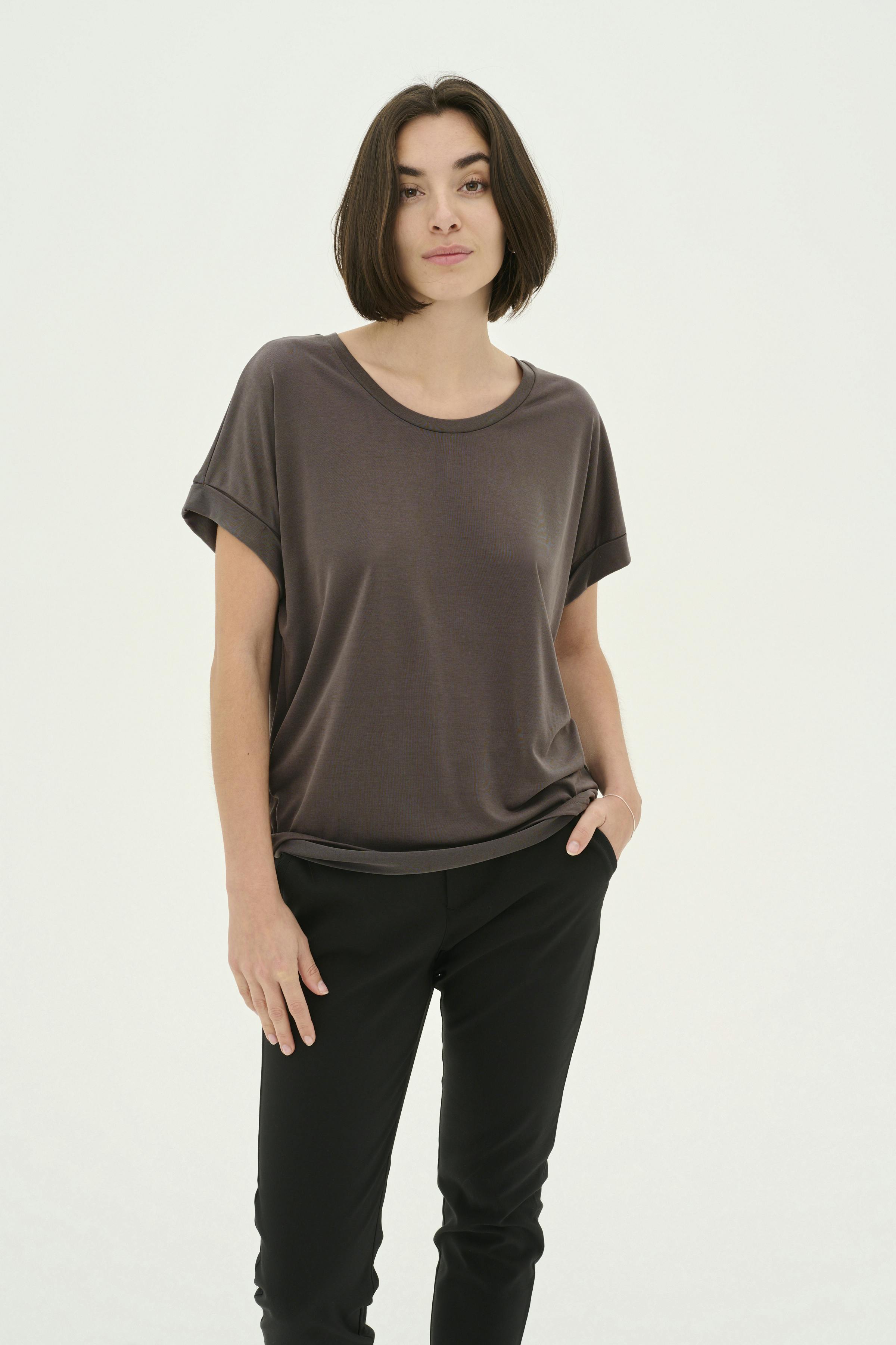 Kajsa T-shirt LOOKBOOK FRONT 50103468-5100201