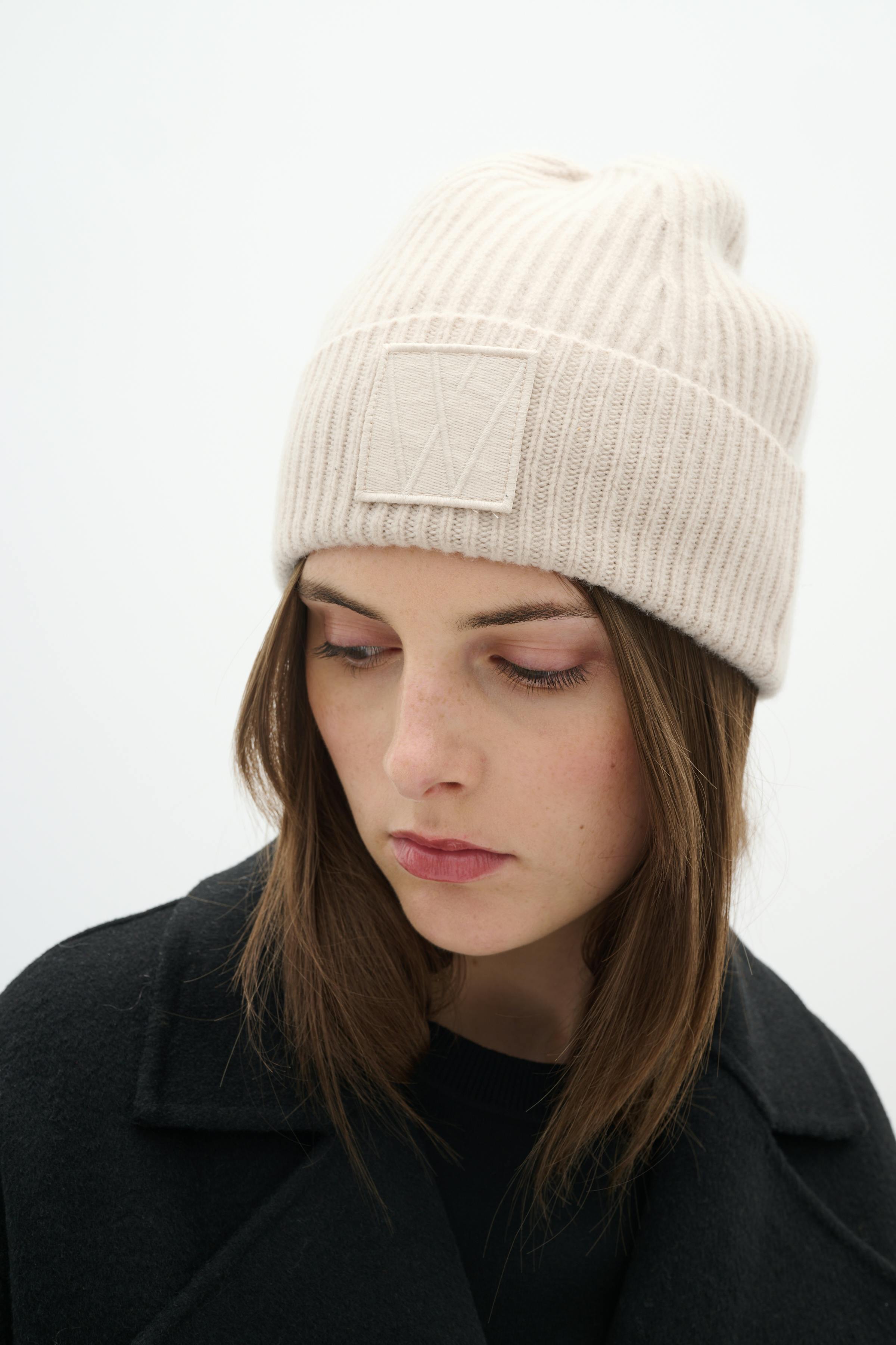 KaxyIW Beanie LOOKBOOK FRONT 30109779-130403