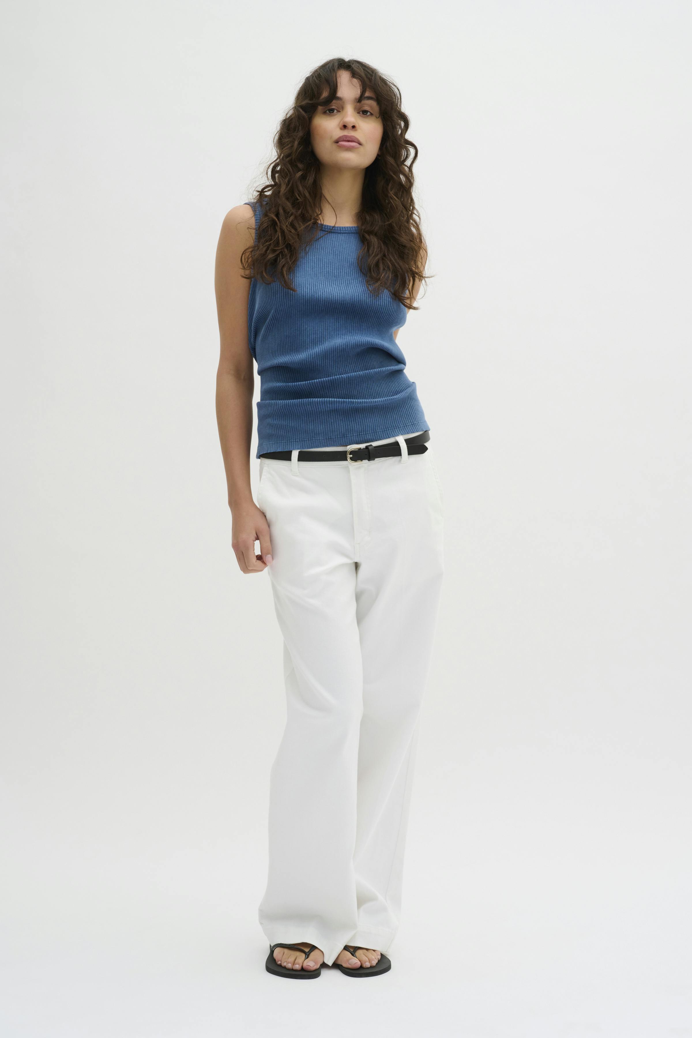 LaraMW Trousers LOOKBOOK FRONT 10704230-110602