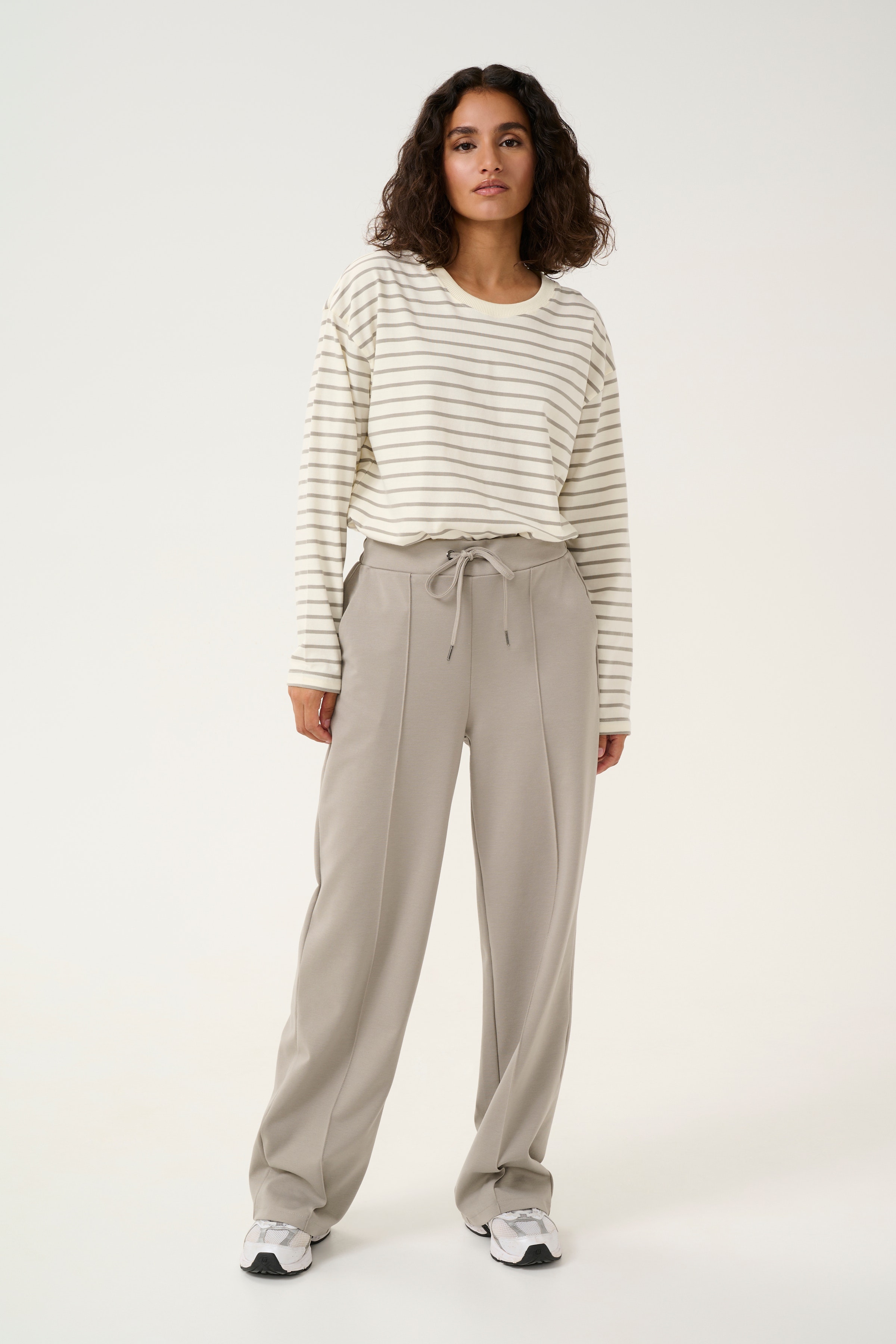 KAjenny Straight Bukser LOOKBOOK FRONT 10508621-170205