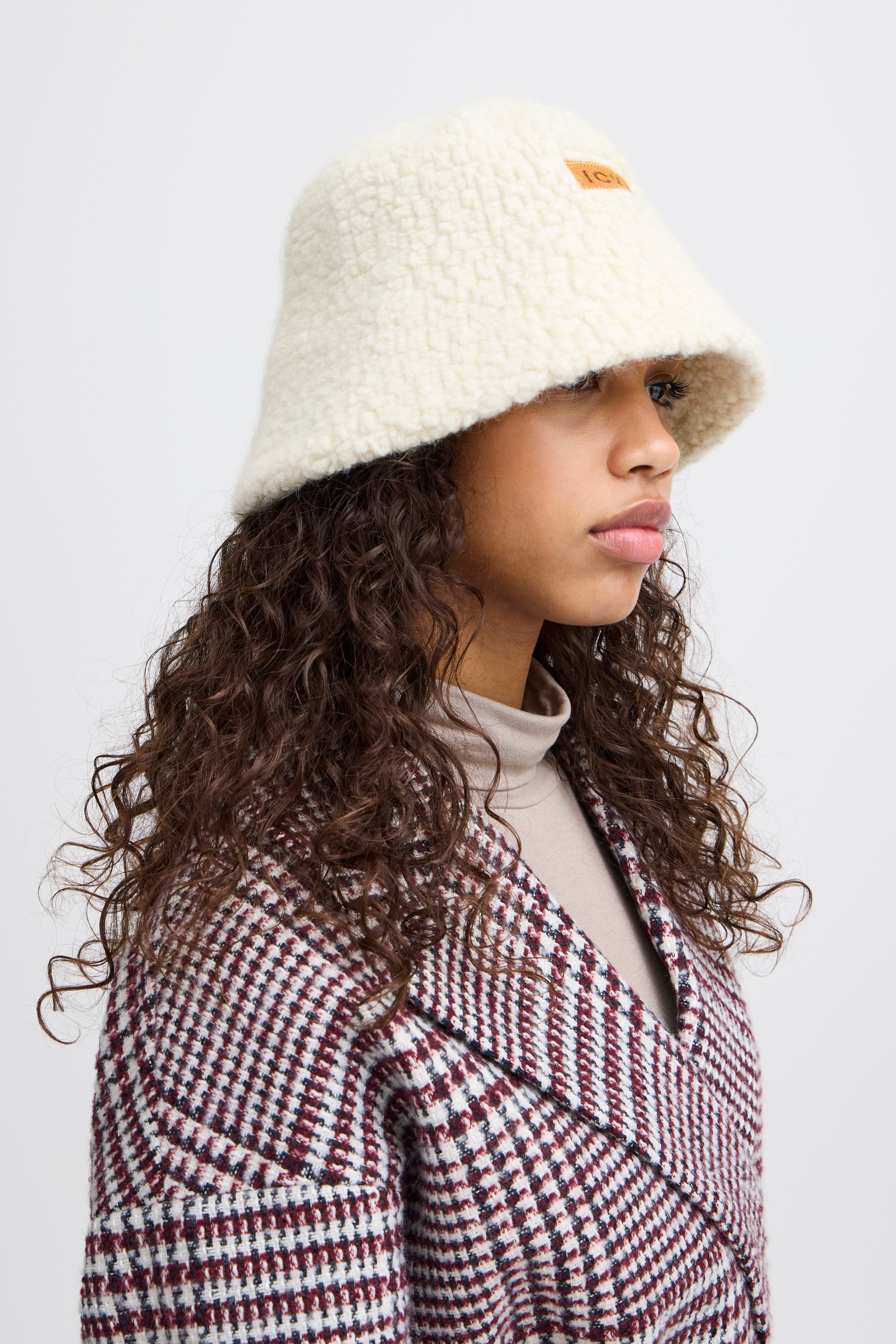IAJOVANNI Hatt LOOKBOOK FRONT 20121709-114201