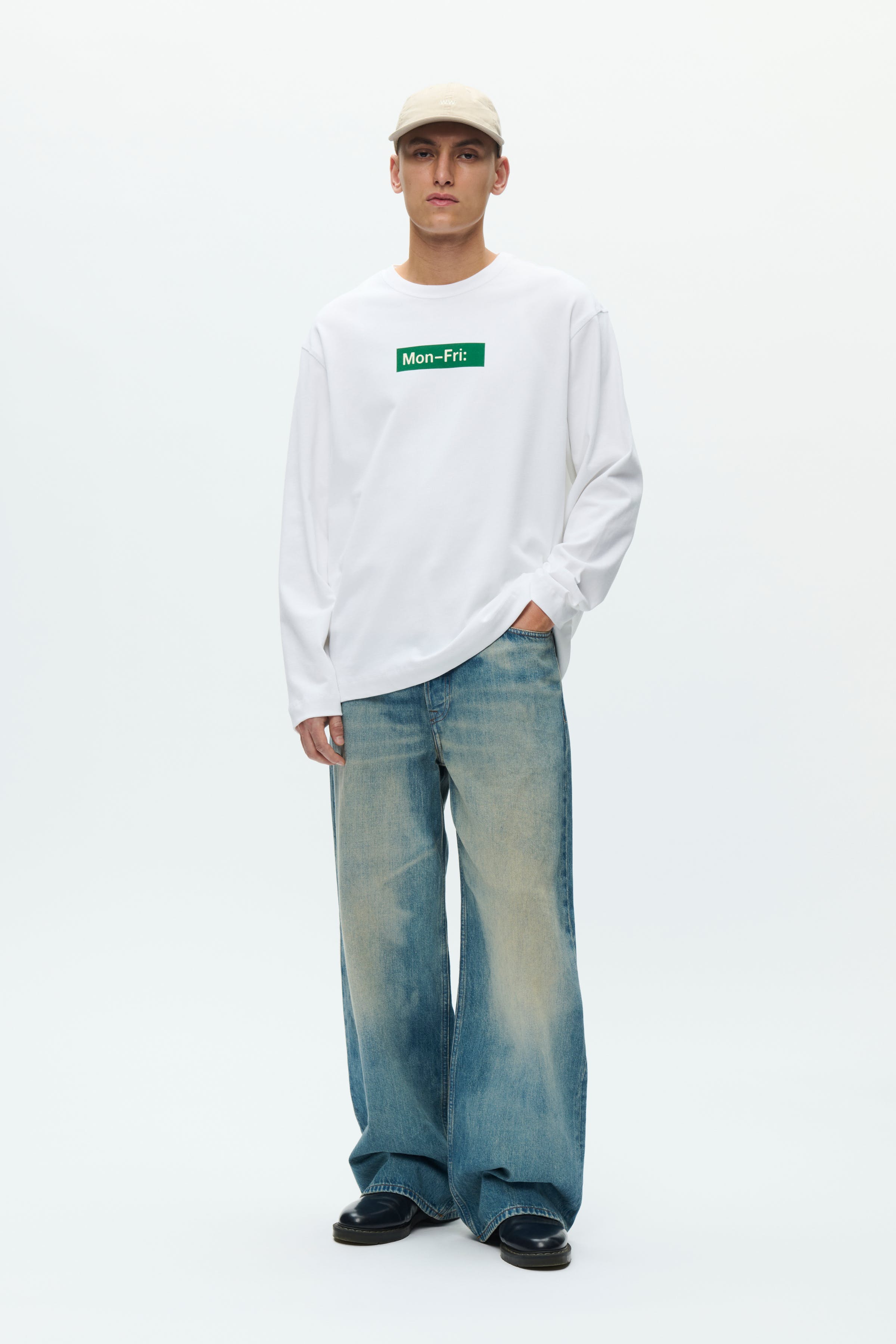 WWRyan Sweatshirt LOOKBOOK FRONT 30252004-110601