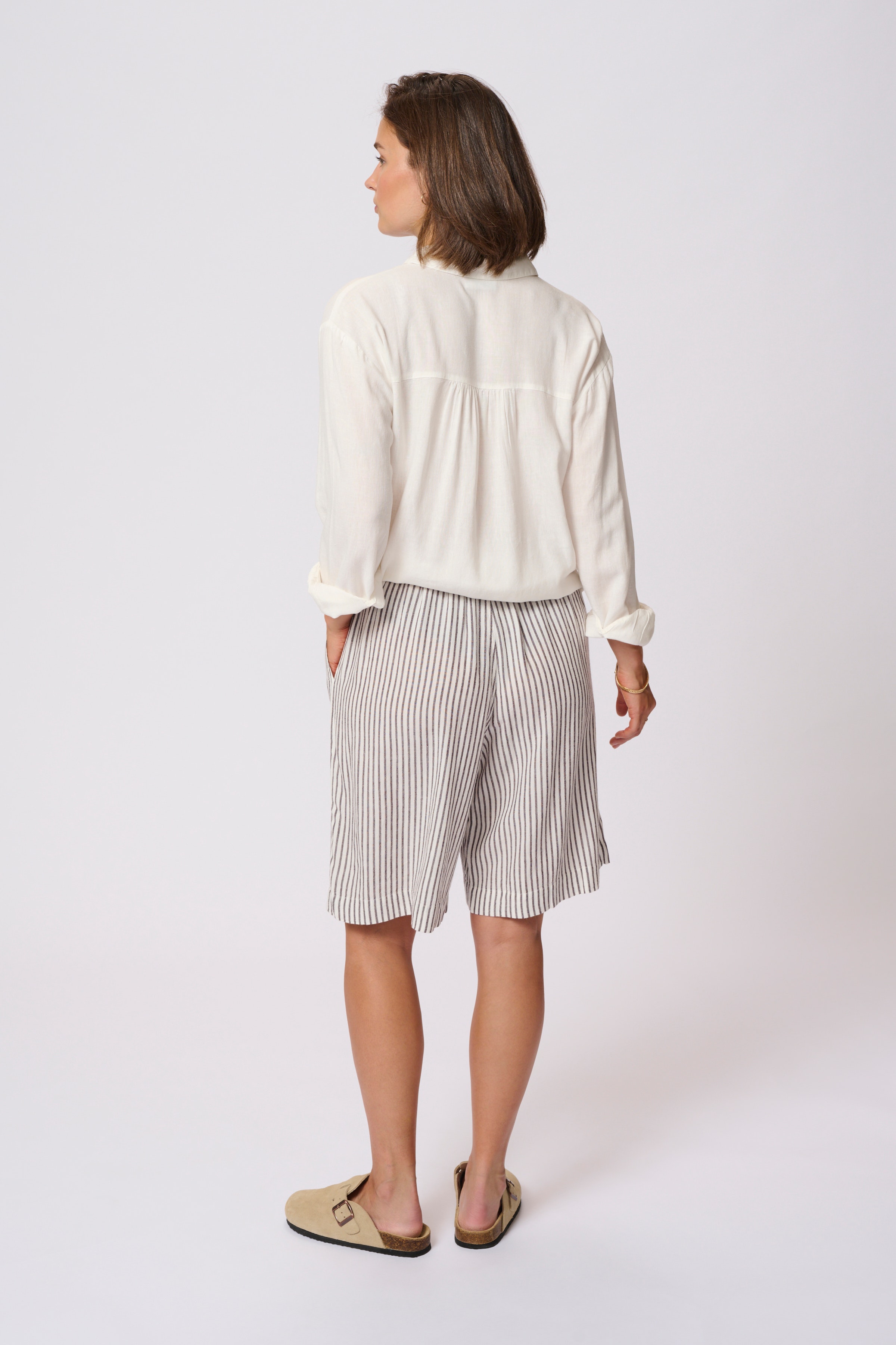 KAmilia Lin Shorts LOOKBOOK BACK 10509668-107749