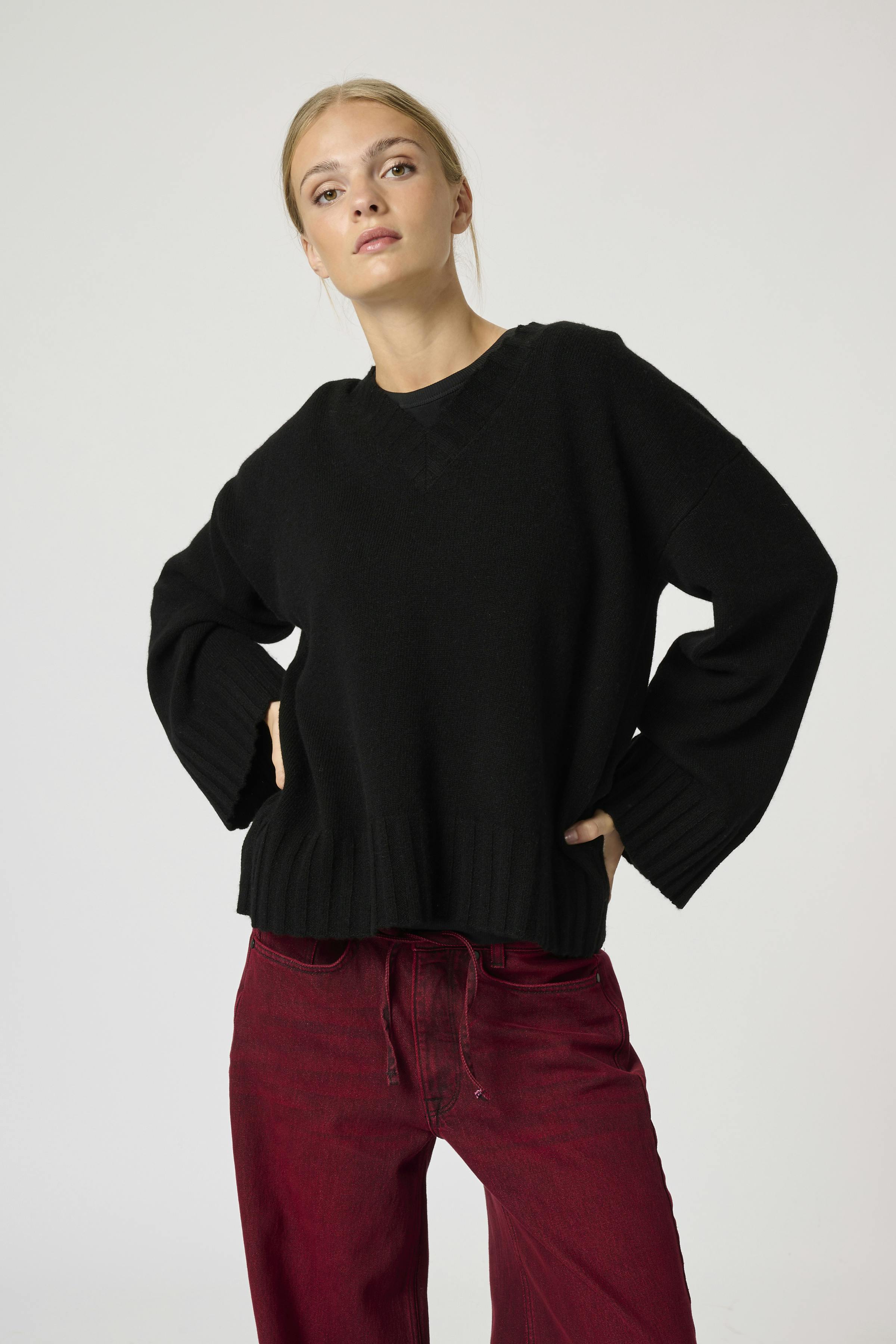 HuxiMW wool and kashmir v-neck pullover LOOKBOOK FRONT 10704959-100031